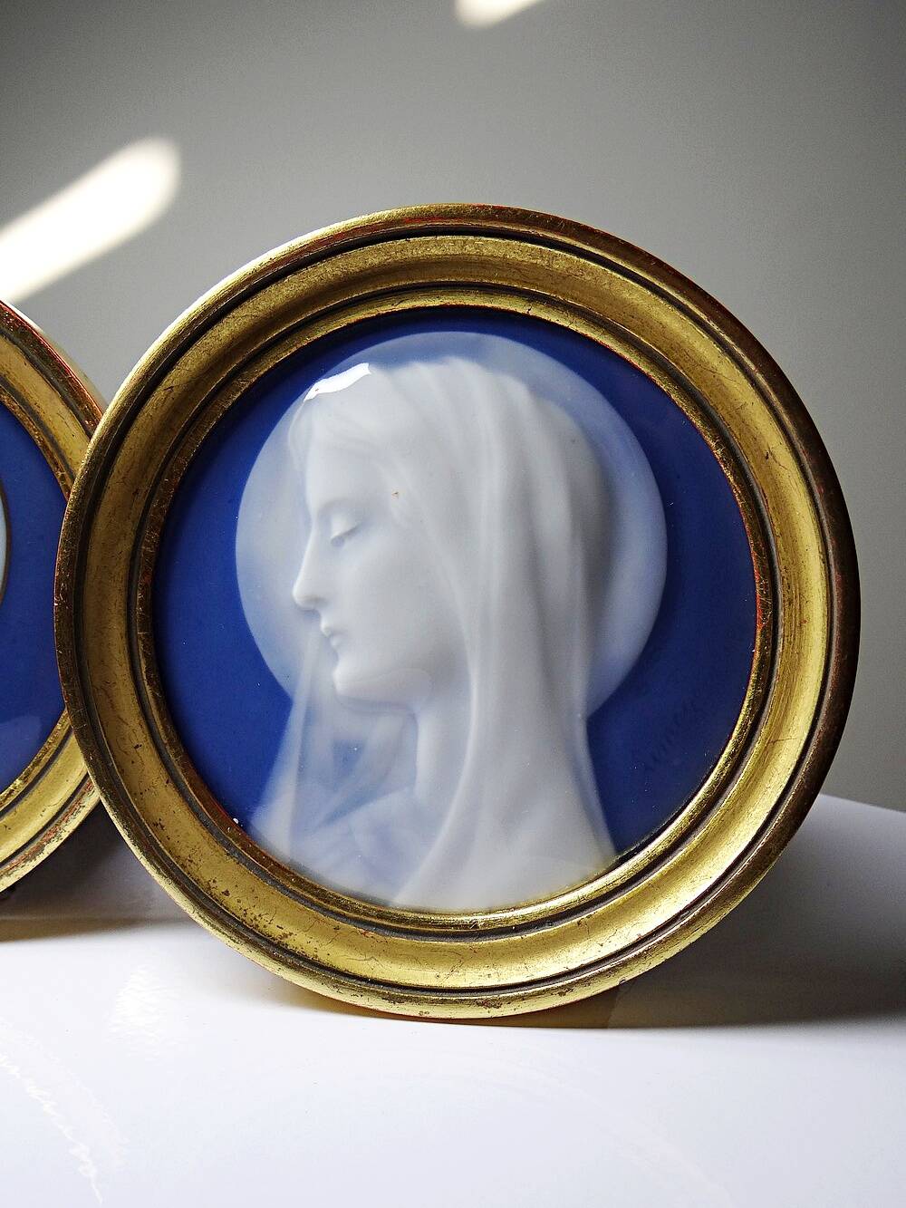 Pair of religious medallions in Limoges porcelain, circa 1900-1930.