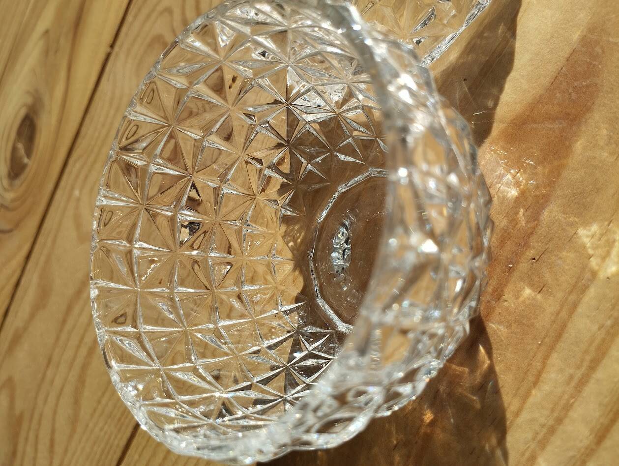Cut crystal pineapple bonbonnière – Iconic decorative piece