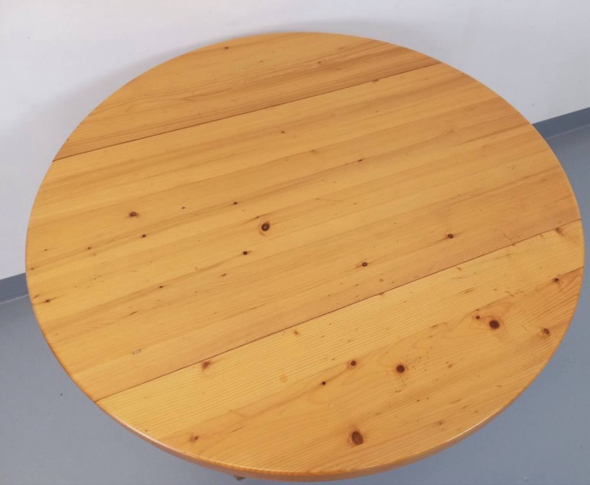 Table à manger ronde Charlotte Perriand les Arcs