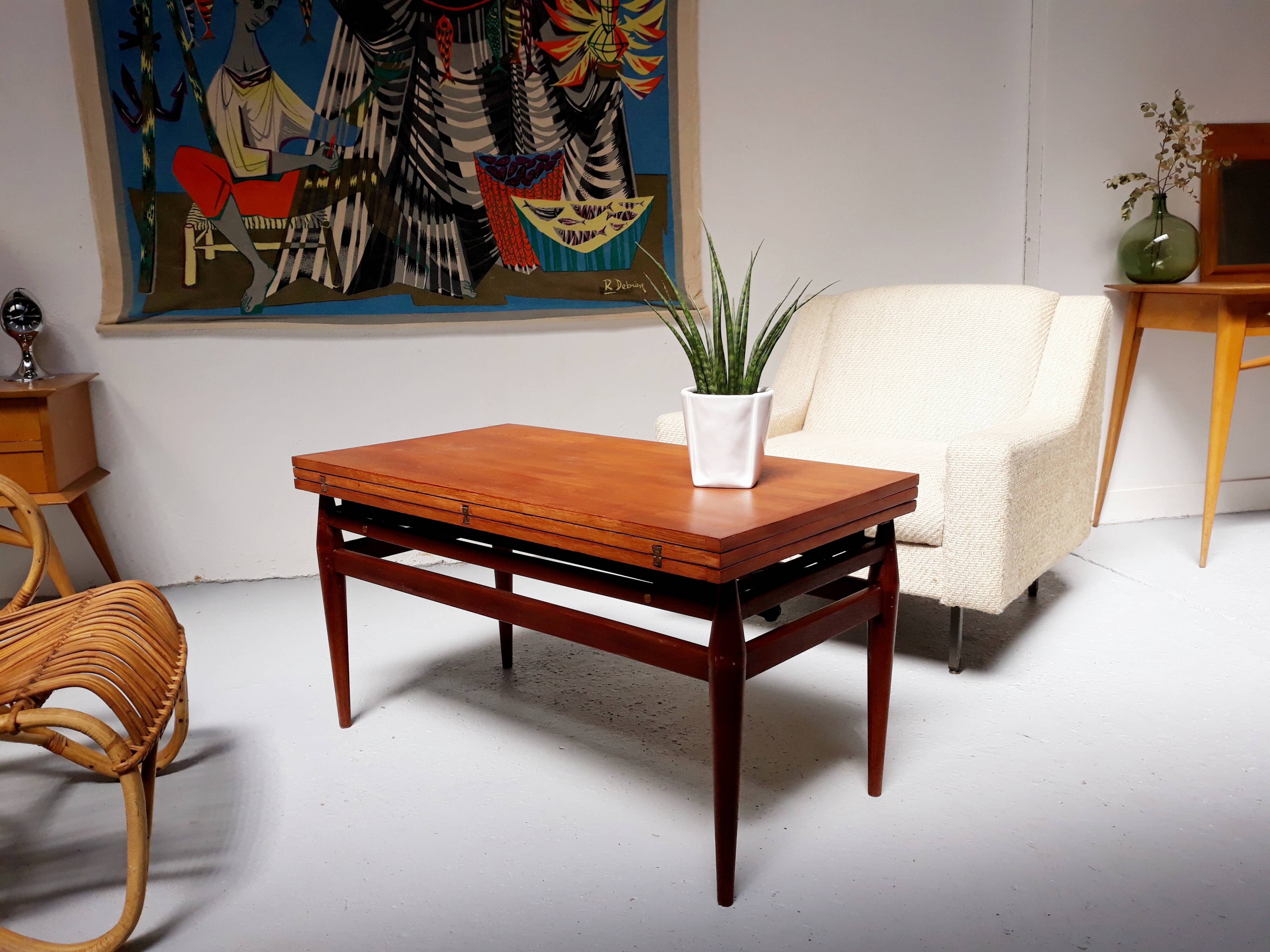 Flexible scandinavian vintage coffee table