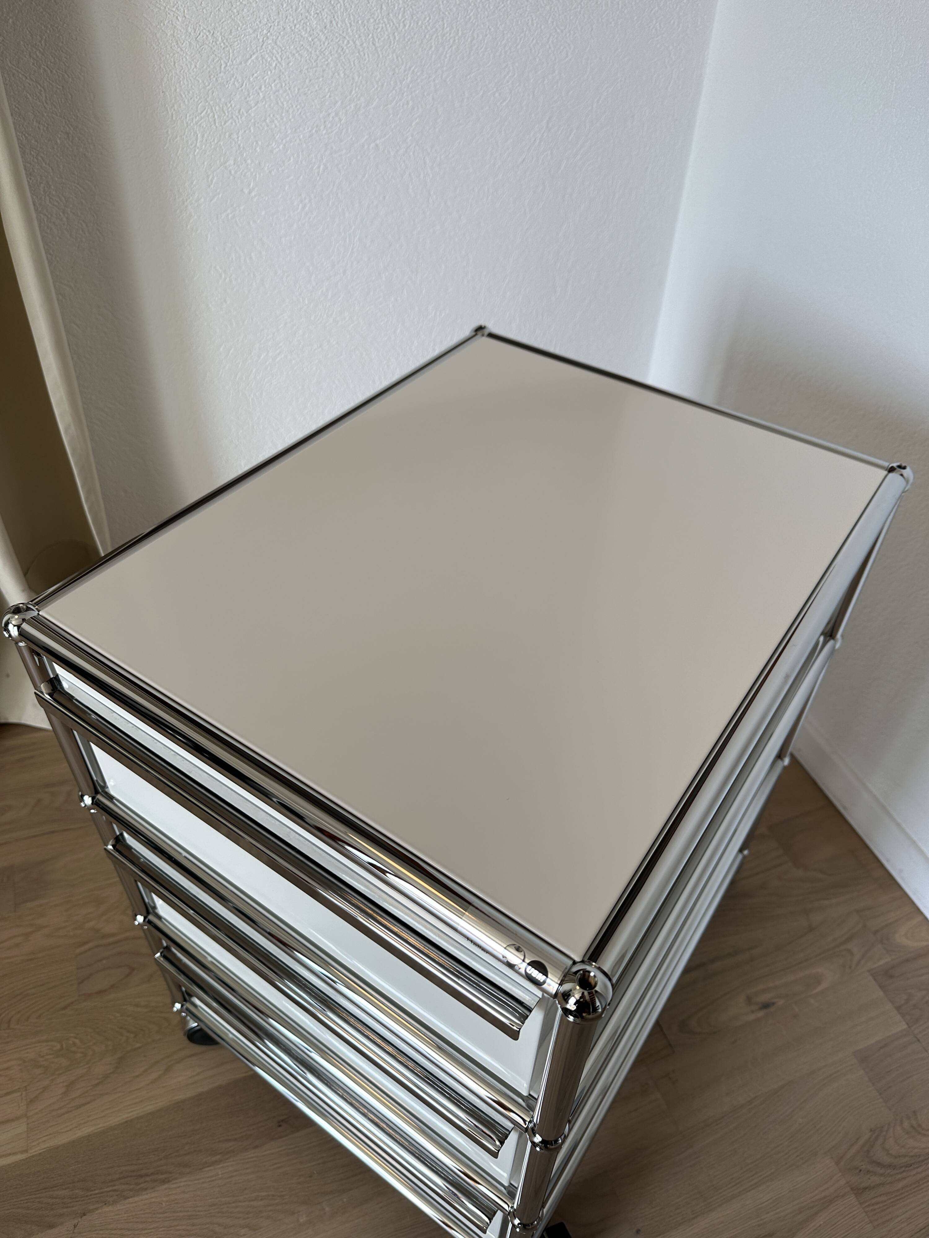 USM Haller wheeled caisson in Pure White