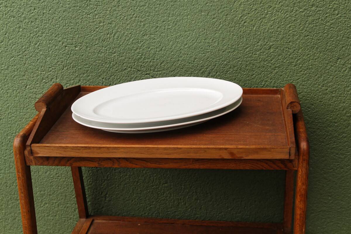 Paire de plats ovales en porcelaine