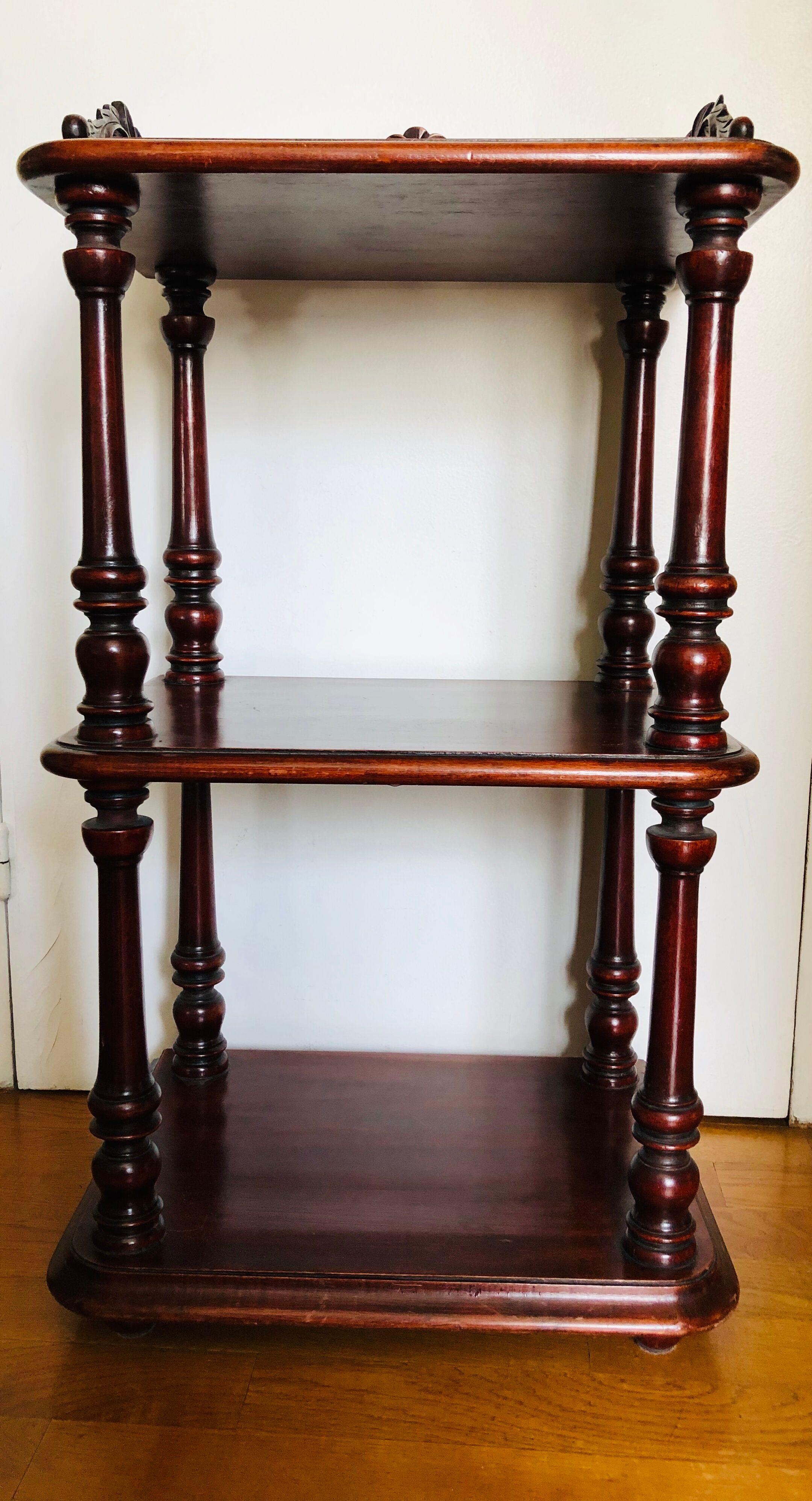 Etagère en bois sculpté