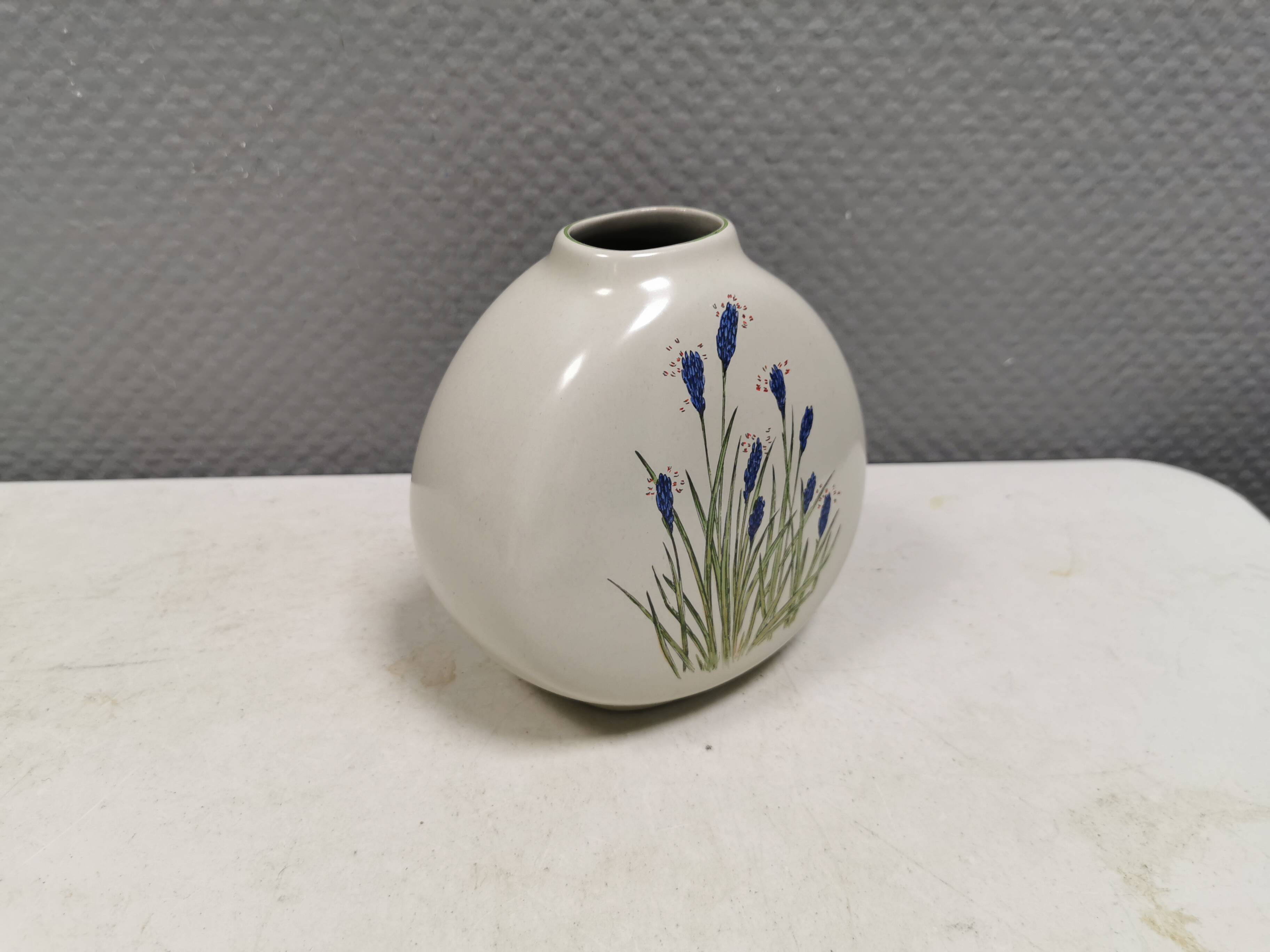 Vase conçue par Johannes Hansen (JH) pour Knabstrup, Danemark, dans les années 1960.