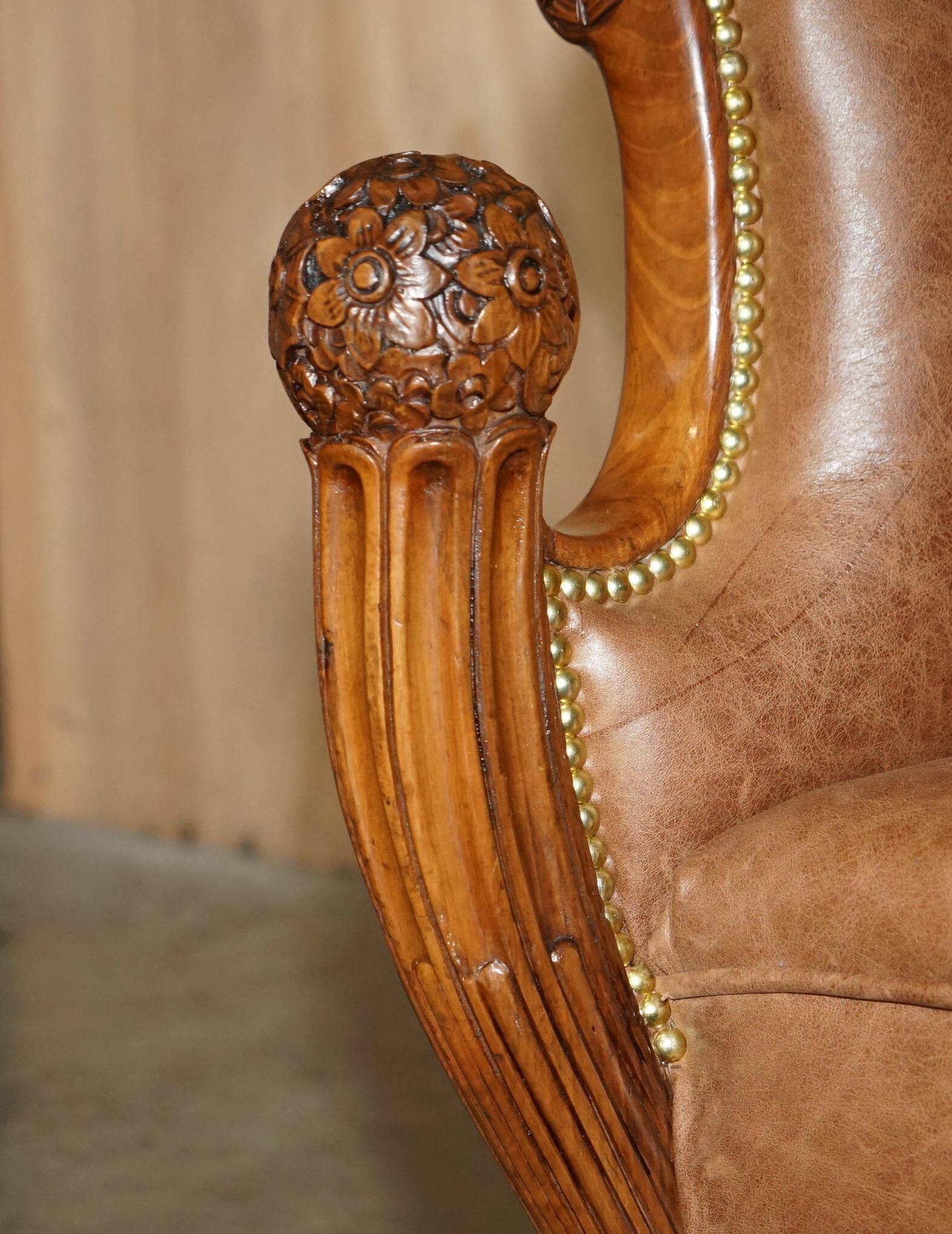 Chesterfield Regency 1810 antique canapé restored in leather with a carved frame.
