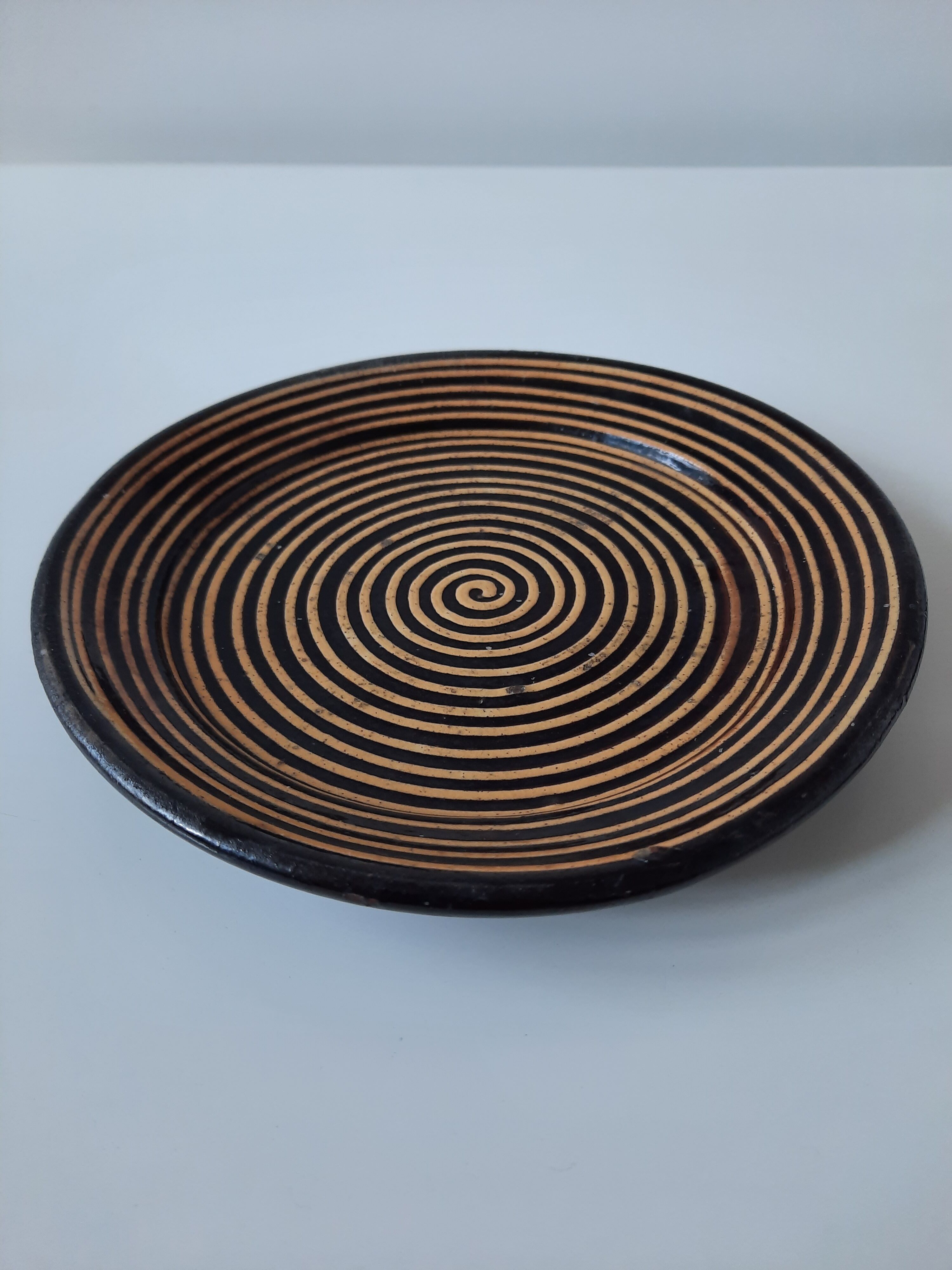 Terracotta plate with spiral