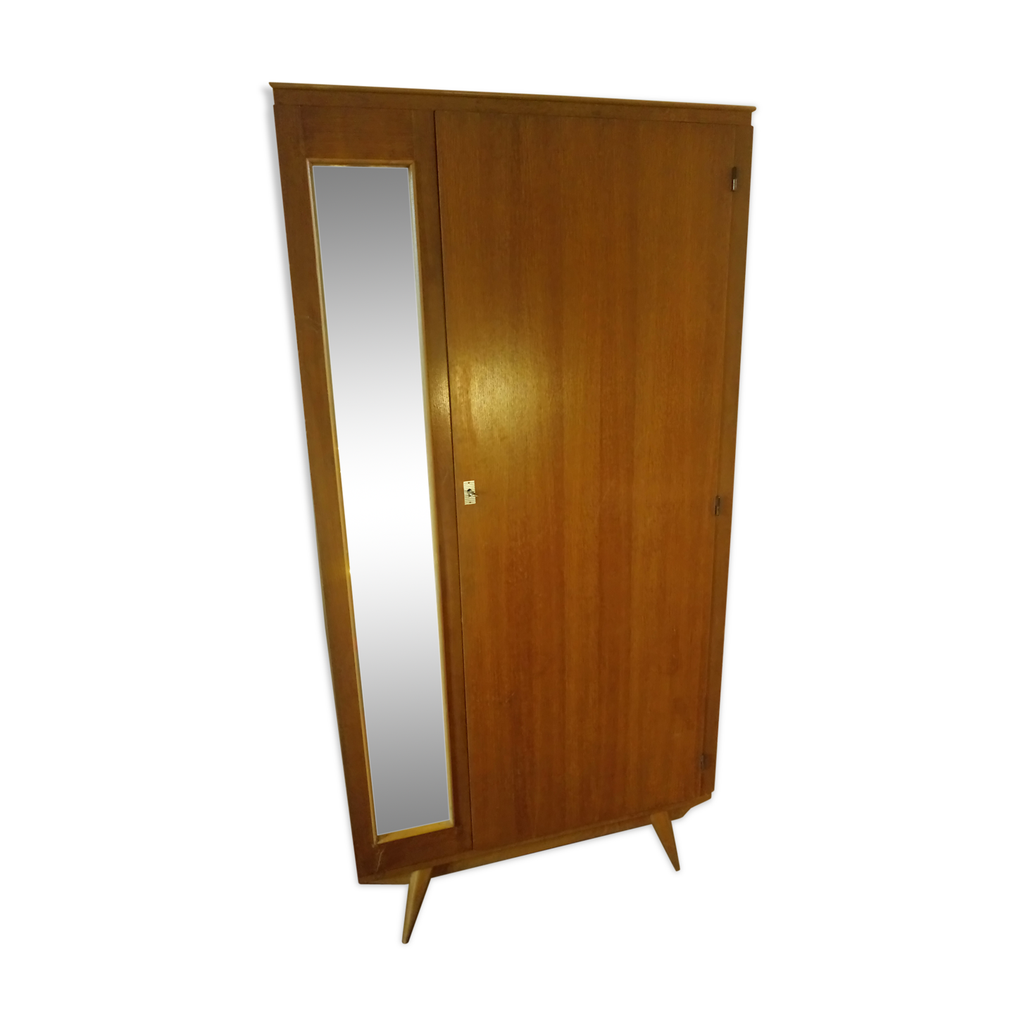 Armoire pieds compas