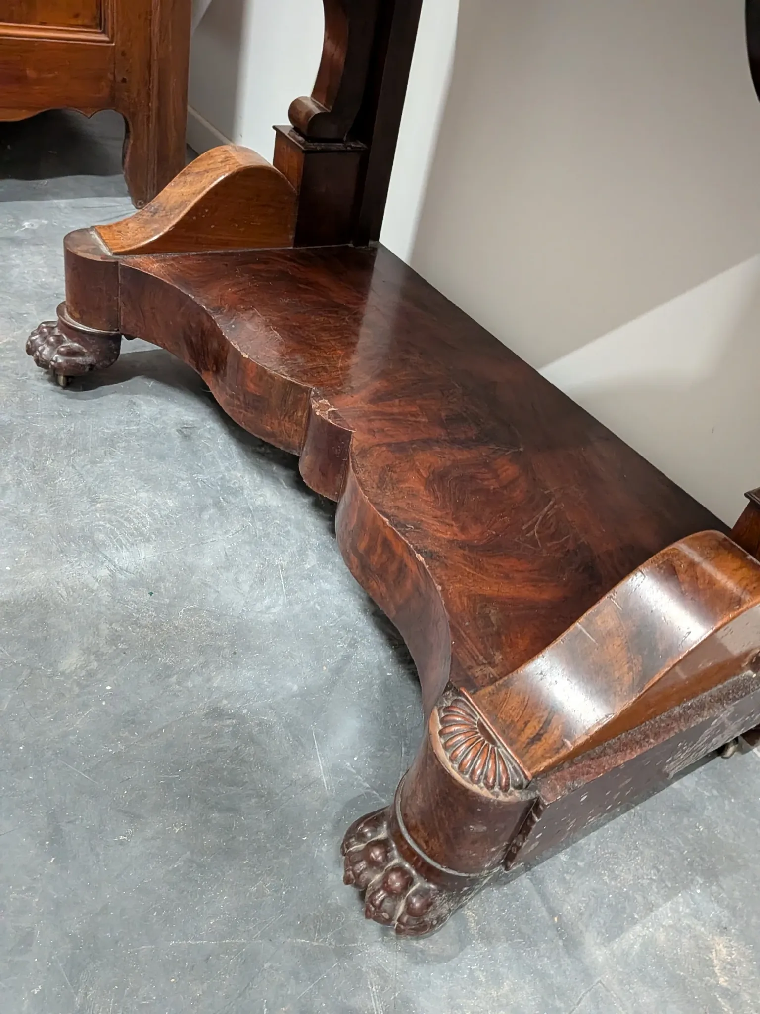 Console restored in flamed mahogany, Sainte-Anne marble, claw feet.