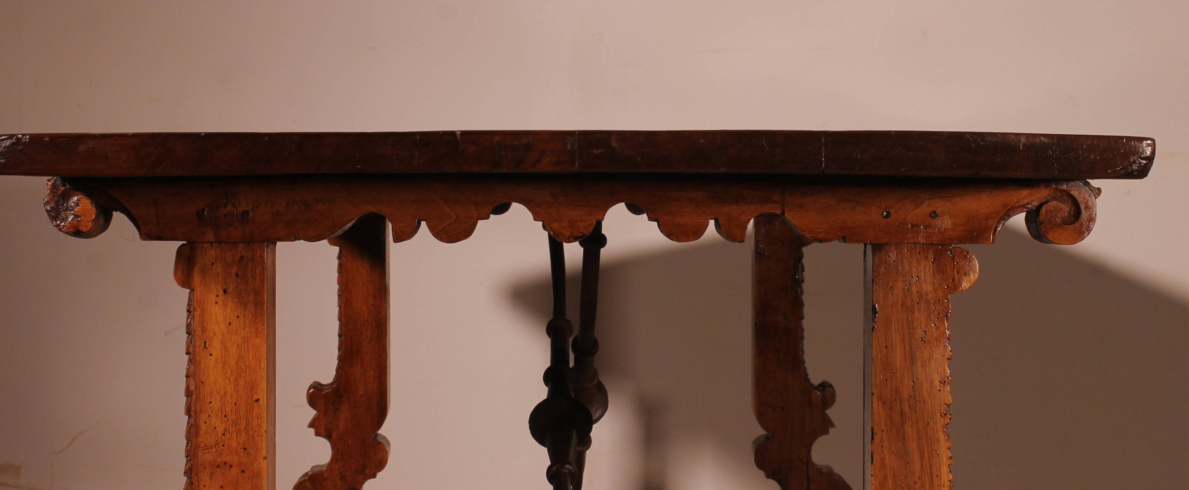 Spanish Renaissance Table In Blond Walnut - 17th Century
