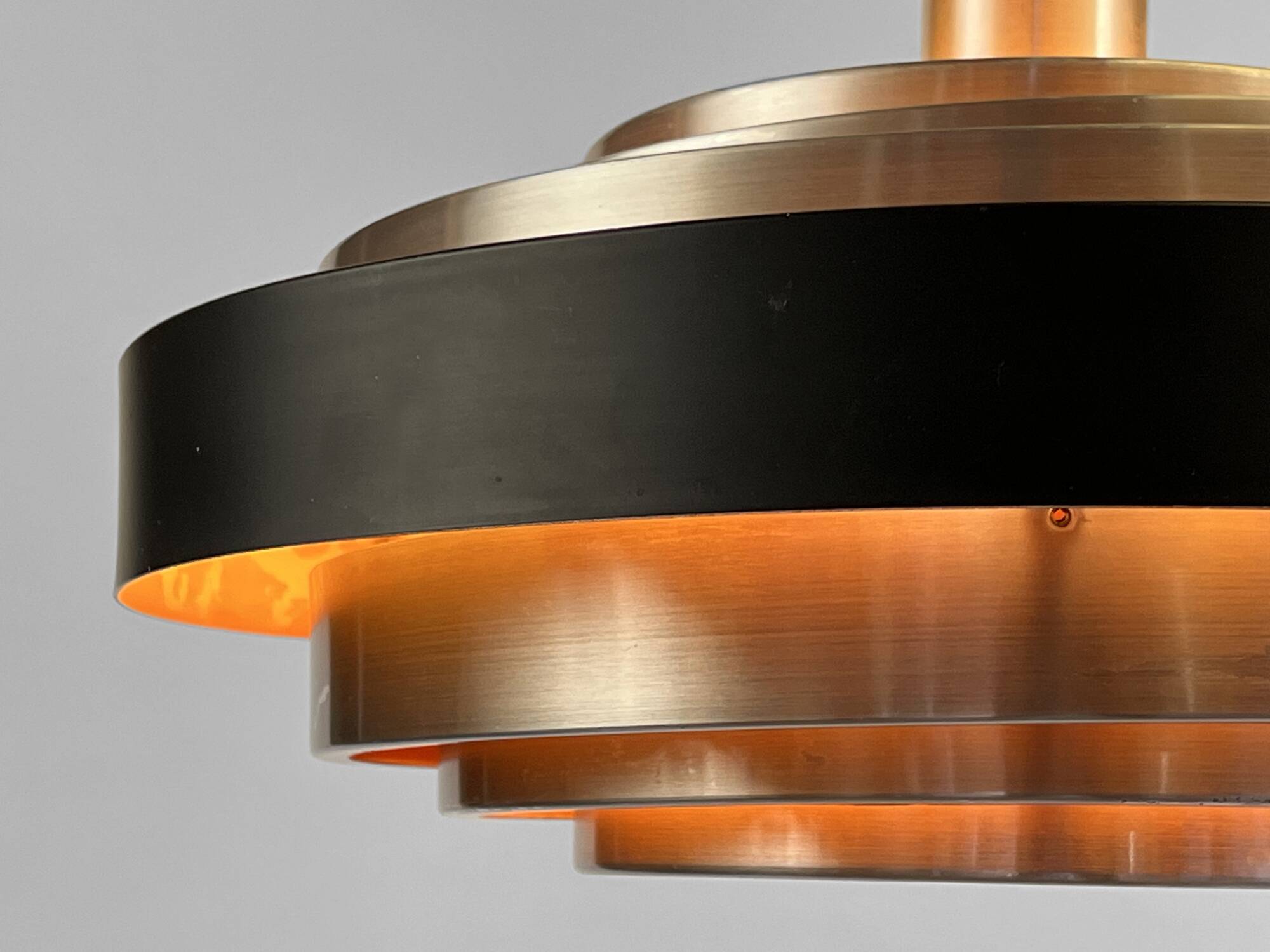 Suspension multicouche "space age" en aluminium brossé avec effet de lumière rouge. Danemark années 1960