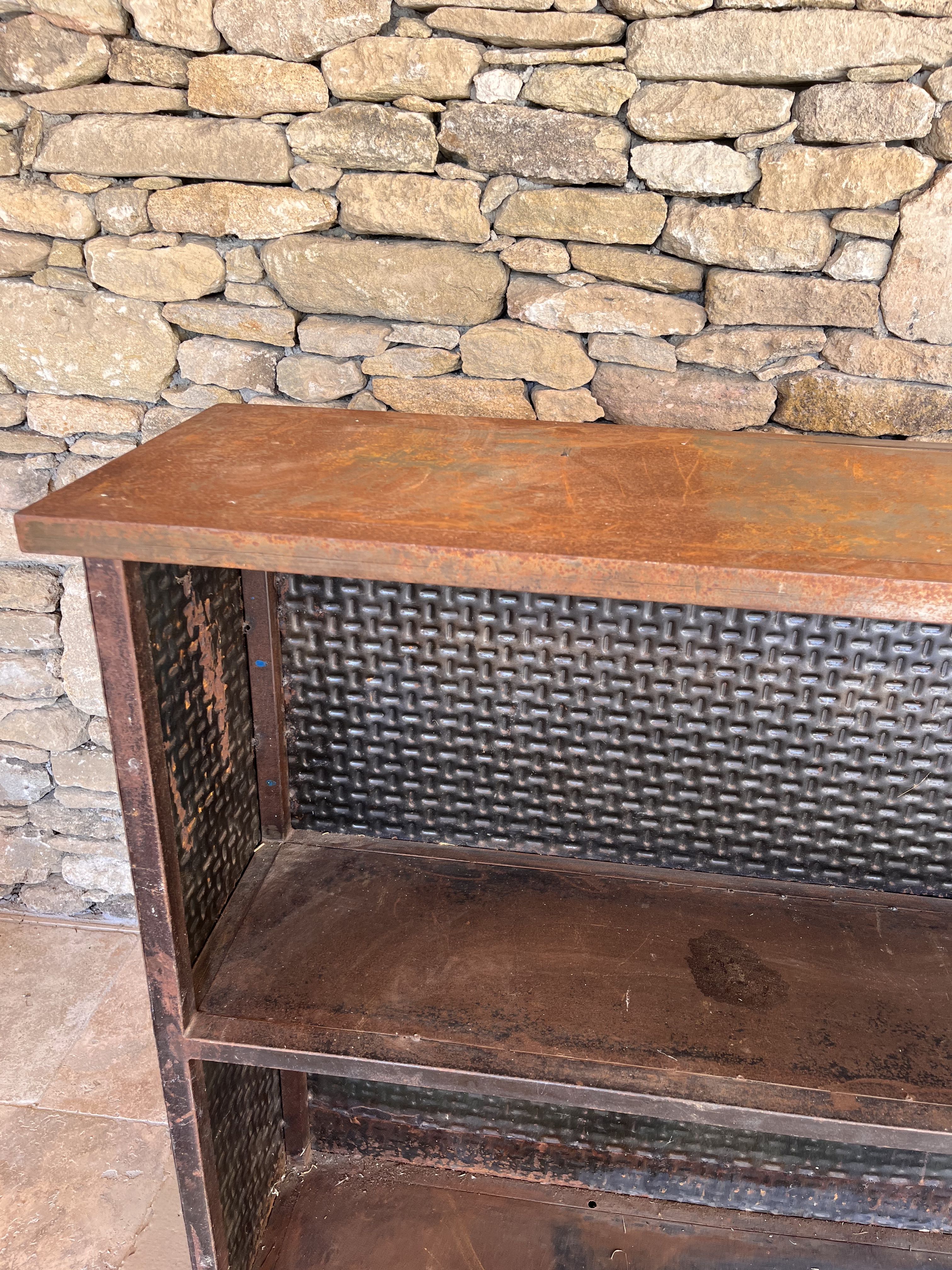 Counter/bar industrial raw metal repelled