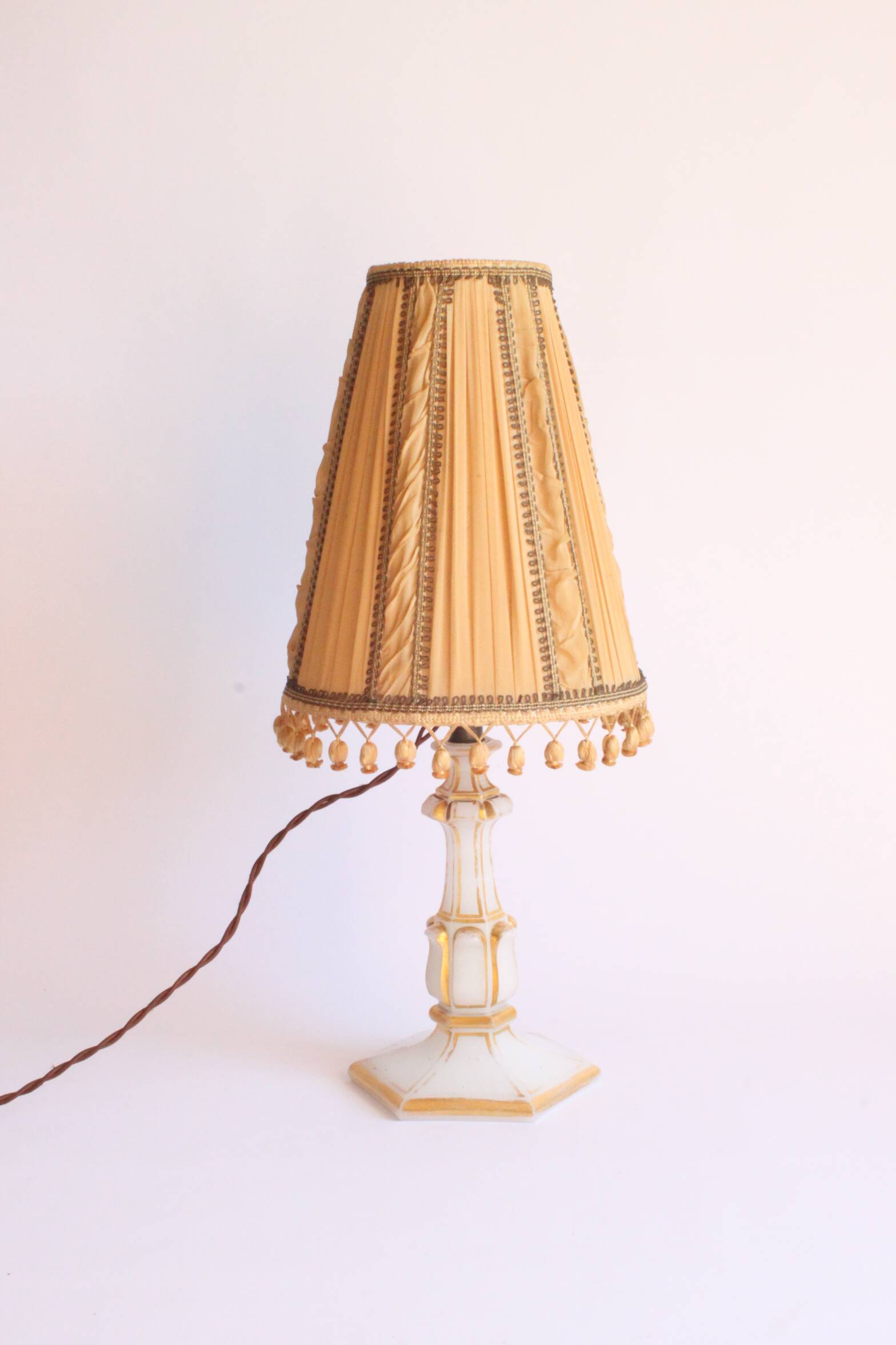 Lampe de table en verre doré opalin, années 1920