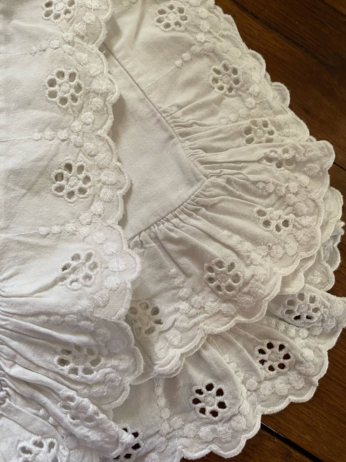 Paire taies d oreiller broderie anglaise.