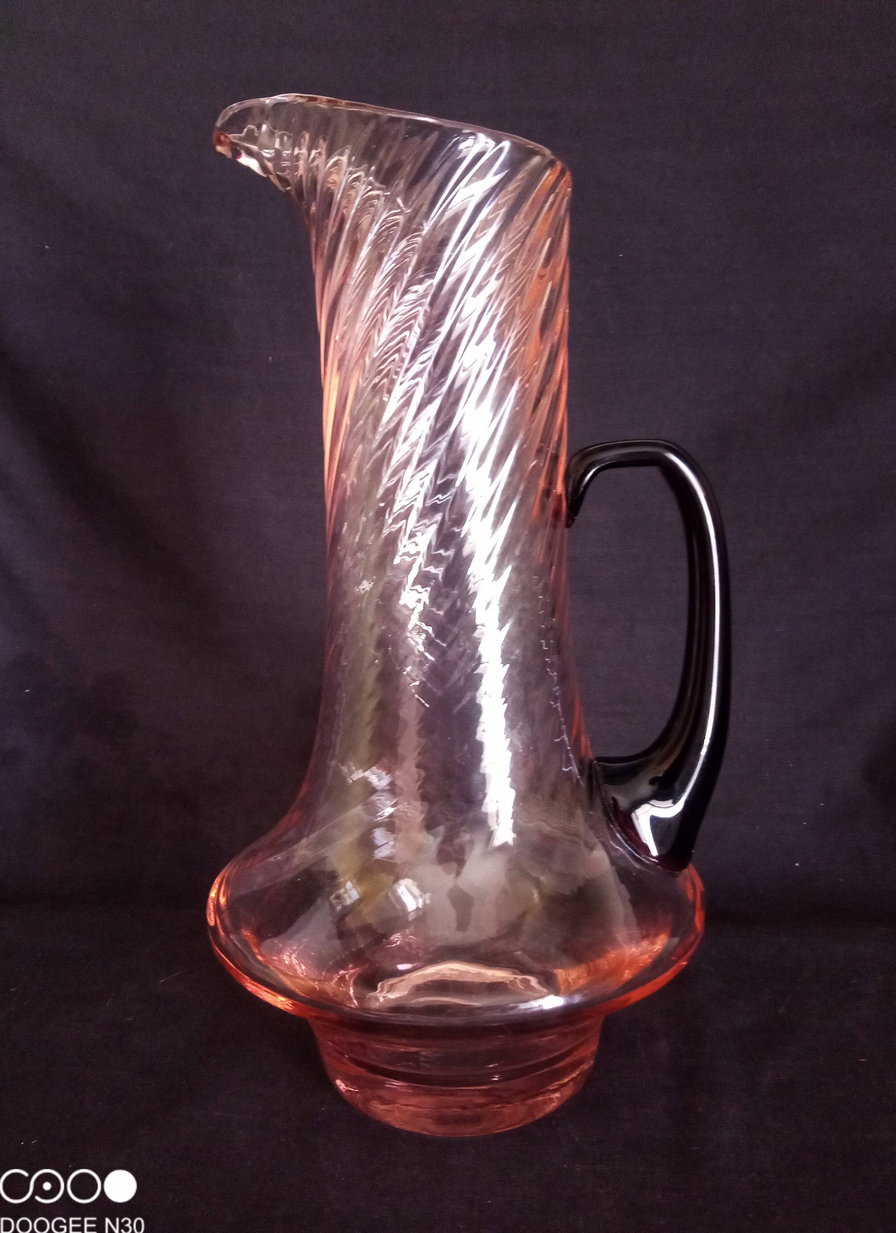 Art Deco orangeade service in pink-orange glass, twisted model.