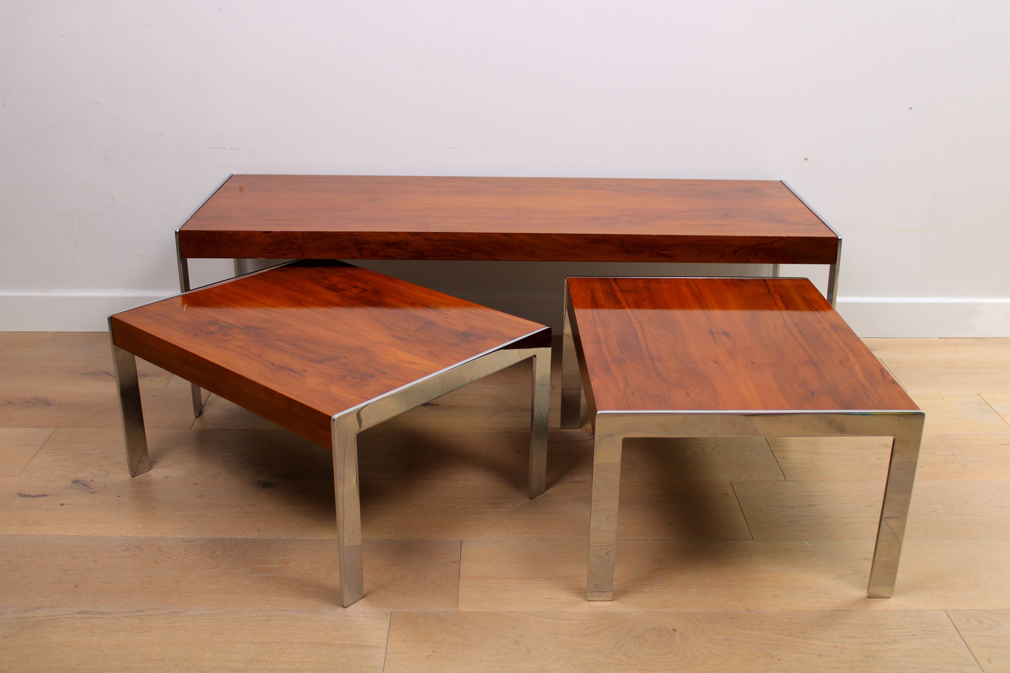 Un ensemble de tables de café gigognes vintage de milieu de siècle de Merrow Associates - If.