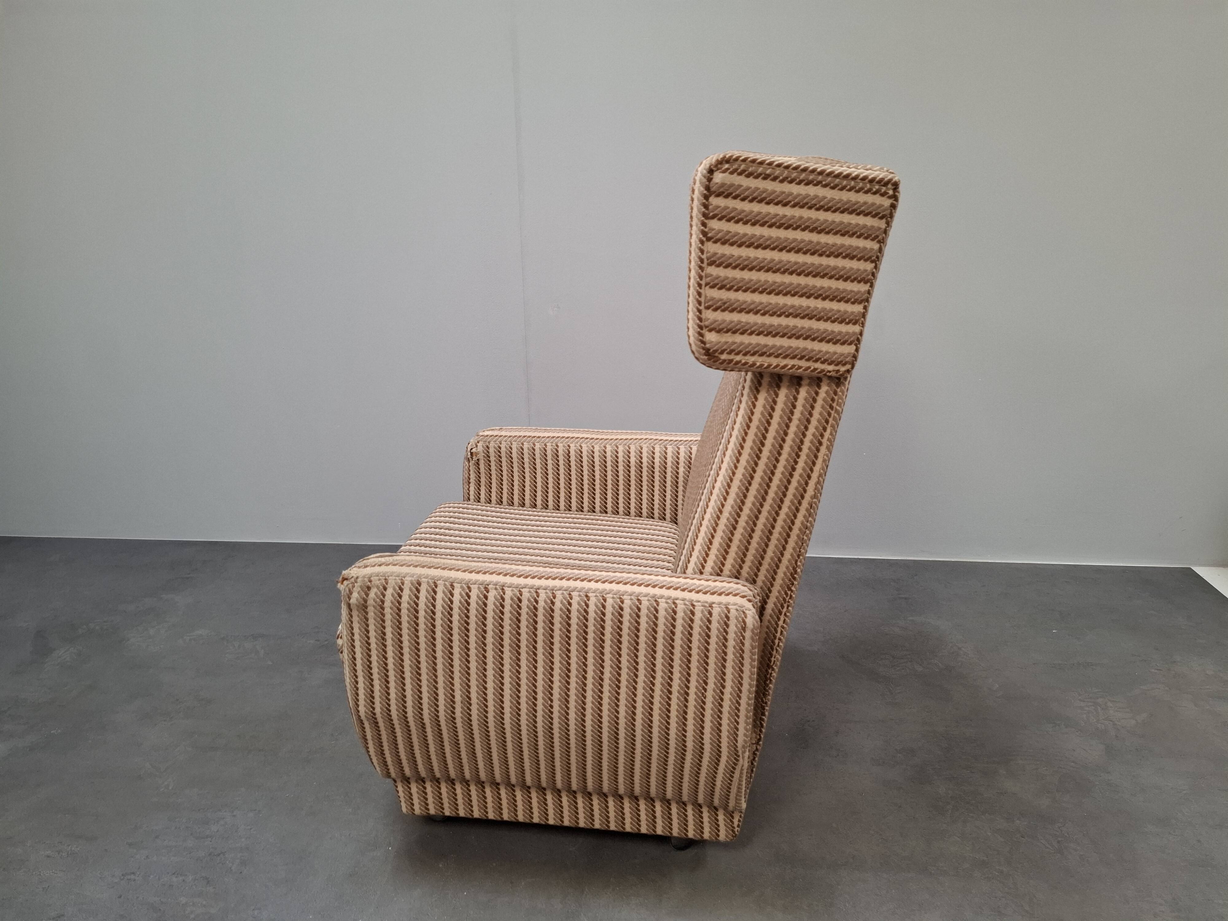 Fauteuil à oreilles de style mid-century moderne