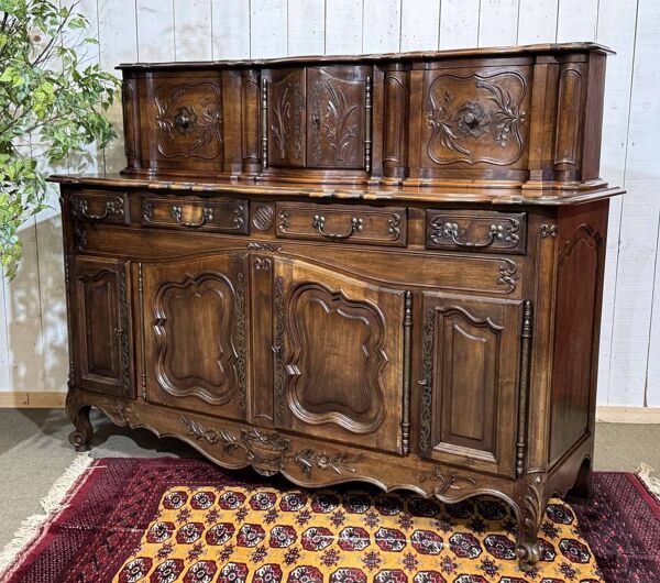 Buffet provençal Louis XV à glissants en noyer, fabrication des années 1950