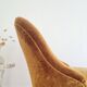 Fauteuil crapaud en velours ocre foncé