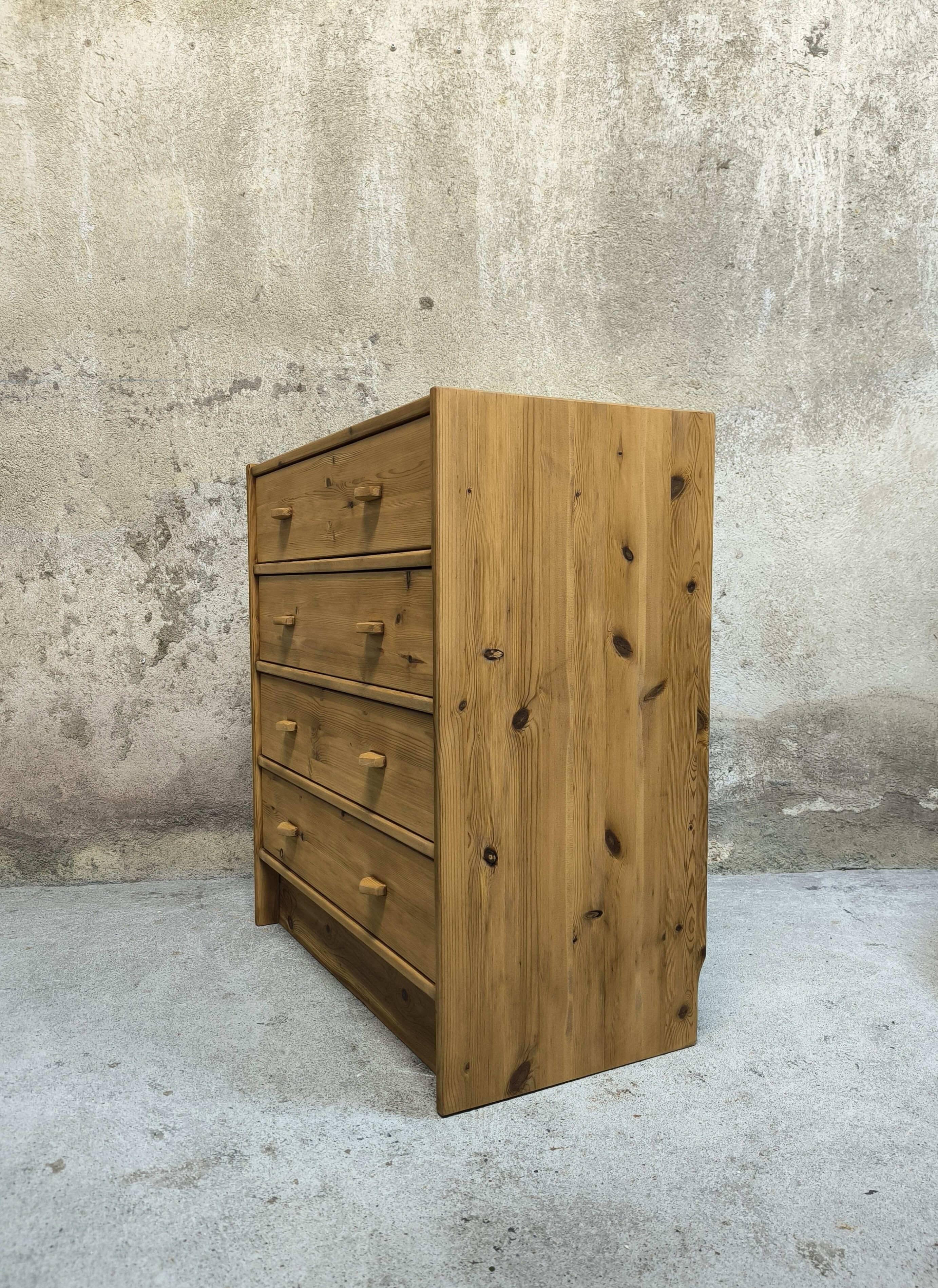 Vintage pine chest of drawers.