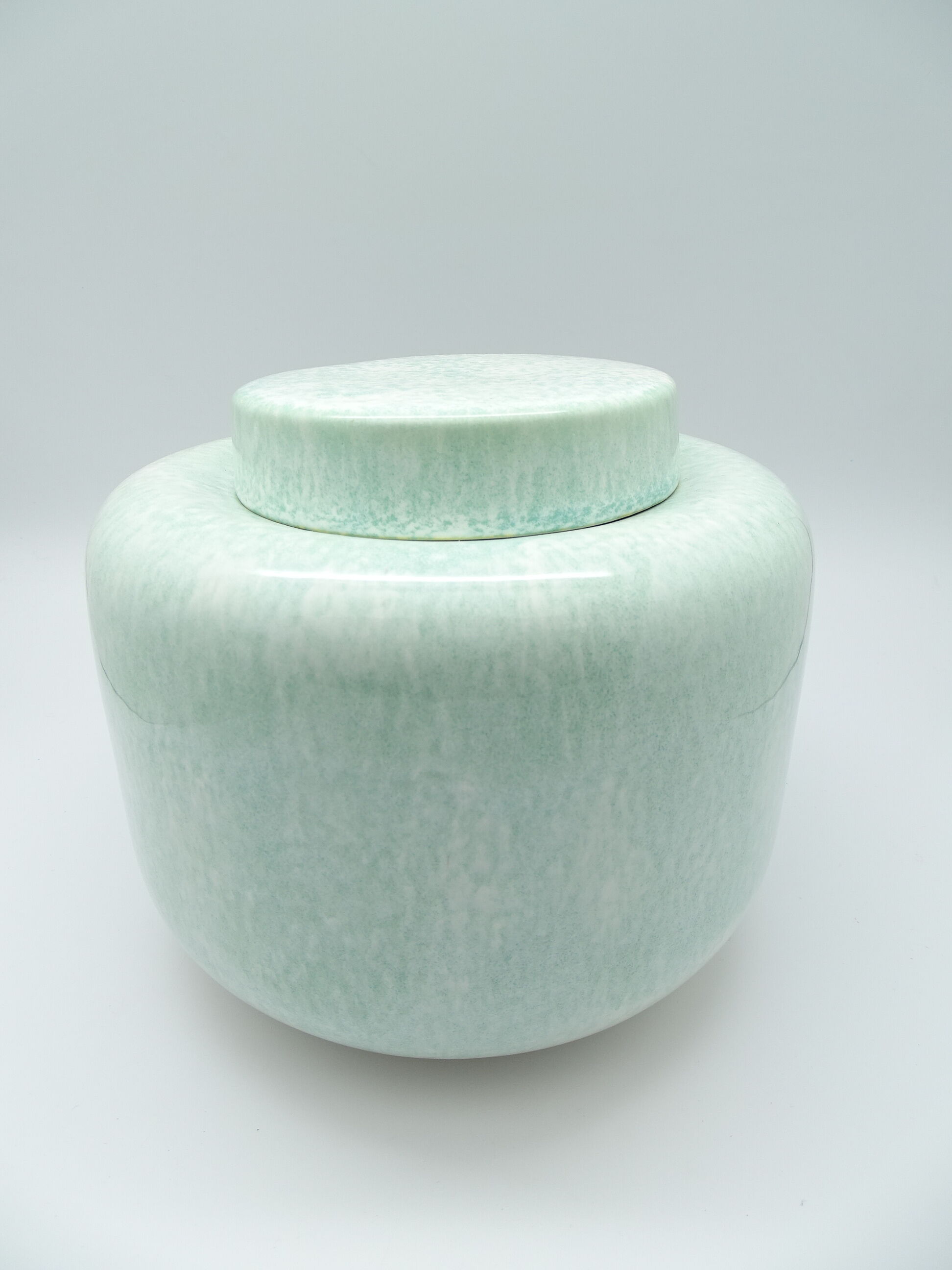 Water green vase with porcelain lid