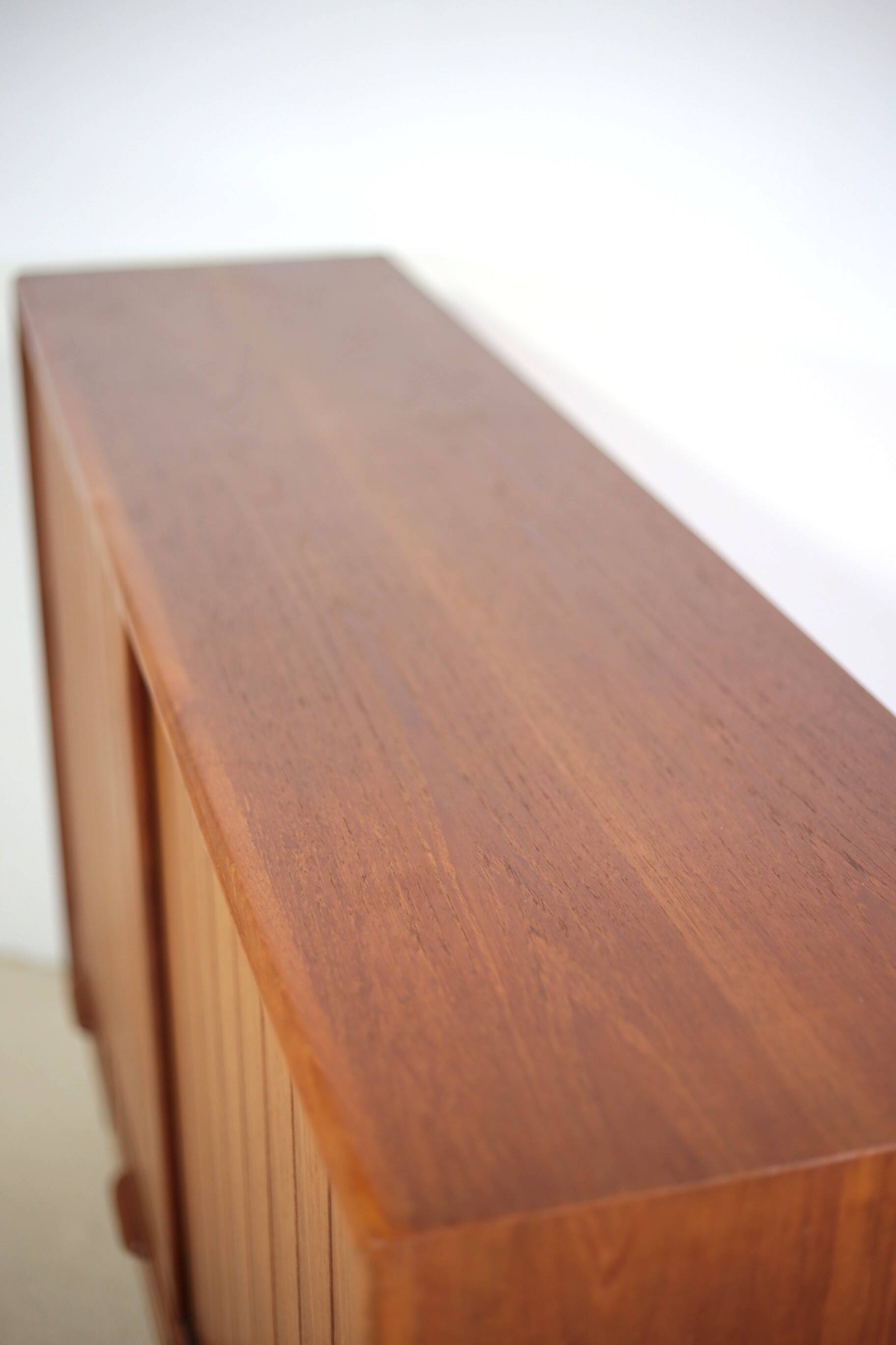 High teak enfilade