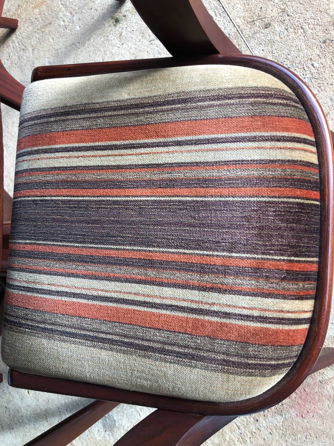 Baumann extendable round dining table and 4 gondola chairs