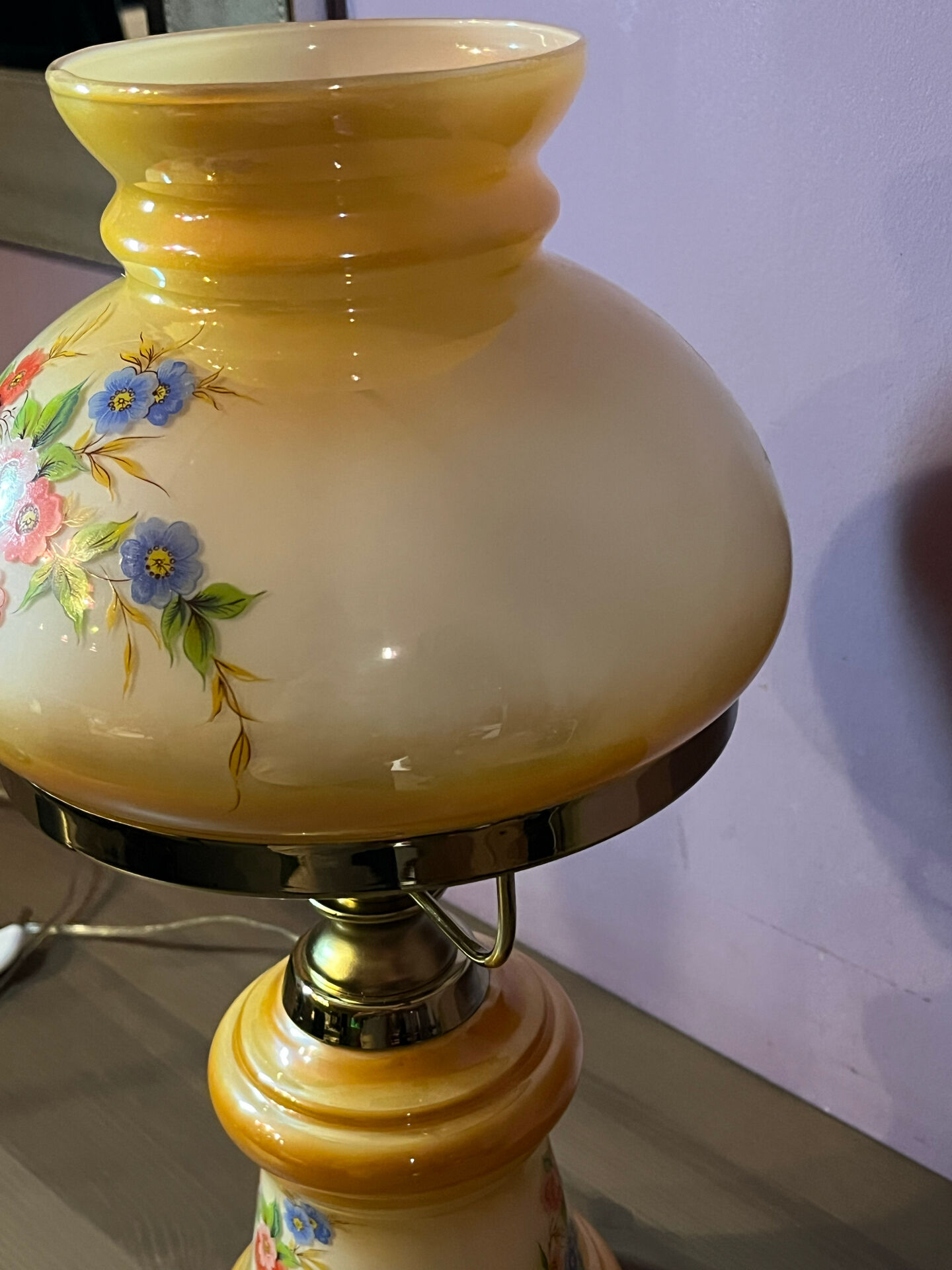 Large "hurricane" table lamp in opaline glass, brand new.