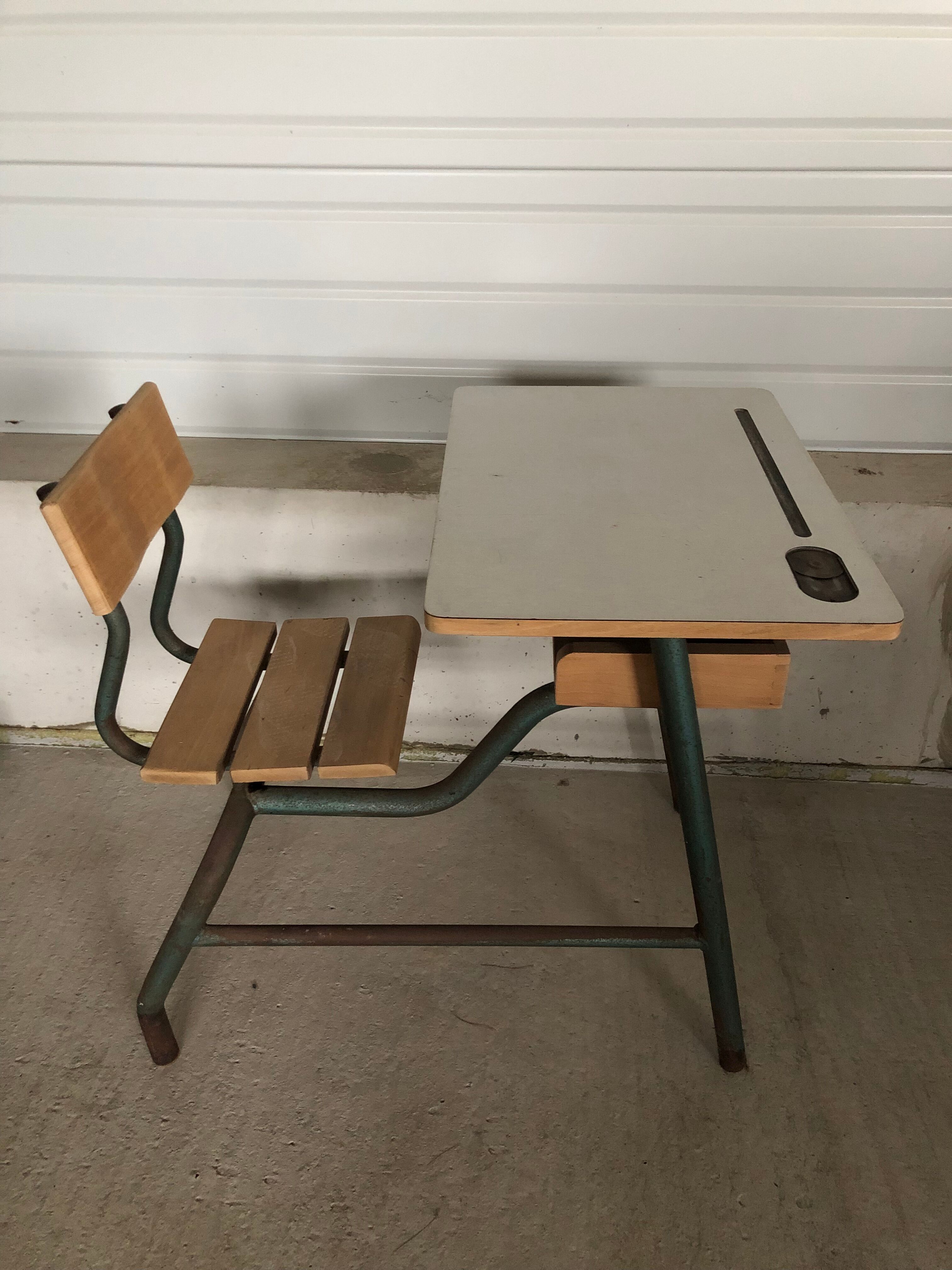Bureau d’écolier ancien pour enfant en formica