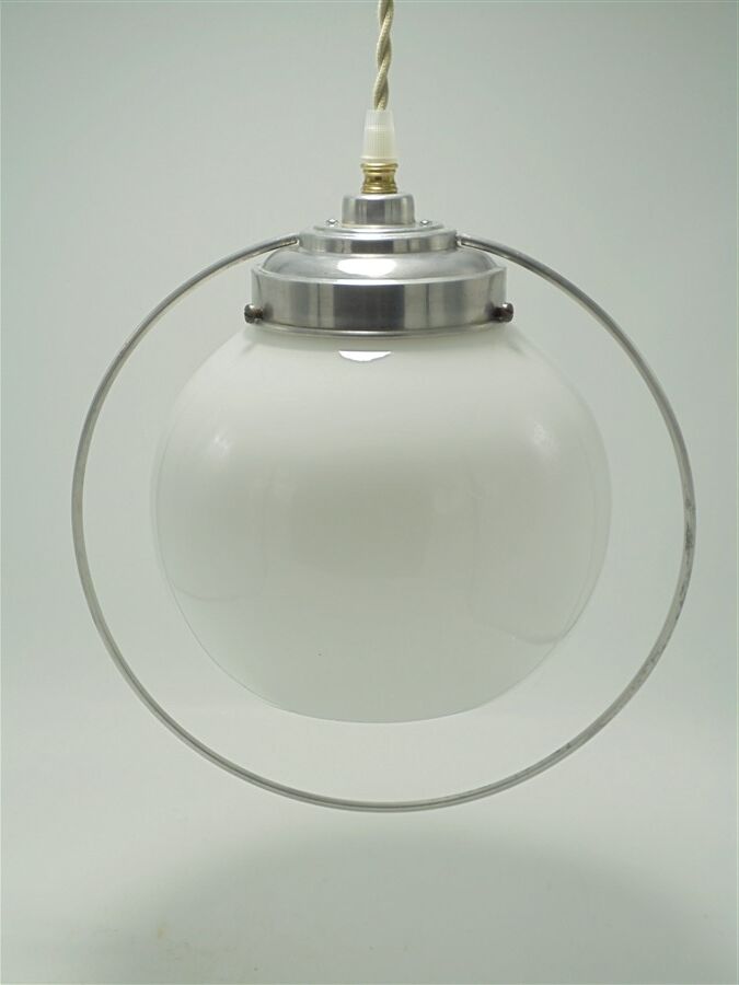 Opaline globe suspension
