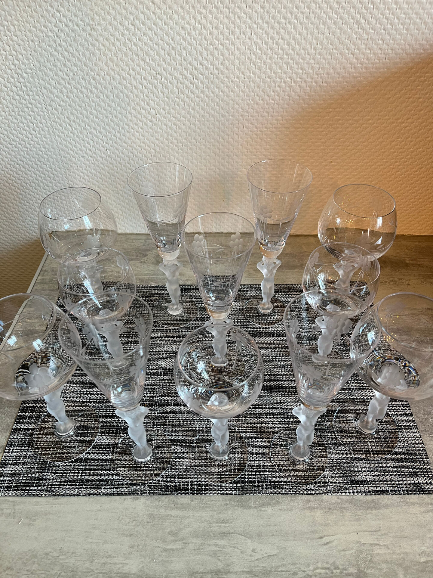 Service de 12 verres à pied sculptural féminin