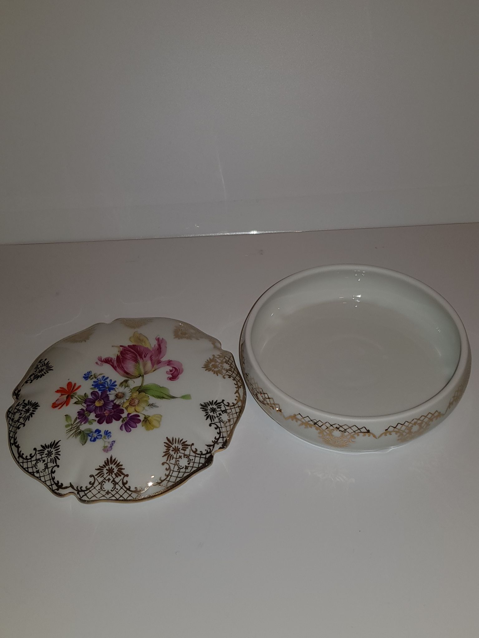 Porcelain box of Limoges SAP France floral decoration