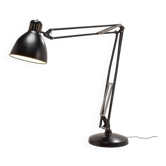 La grande lampe de sol noire JJ par Jac Jacobsen pour Luxit Leucos, années 1980.