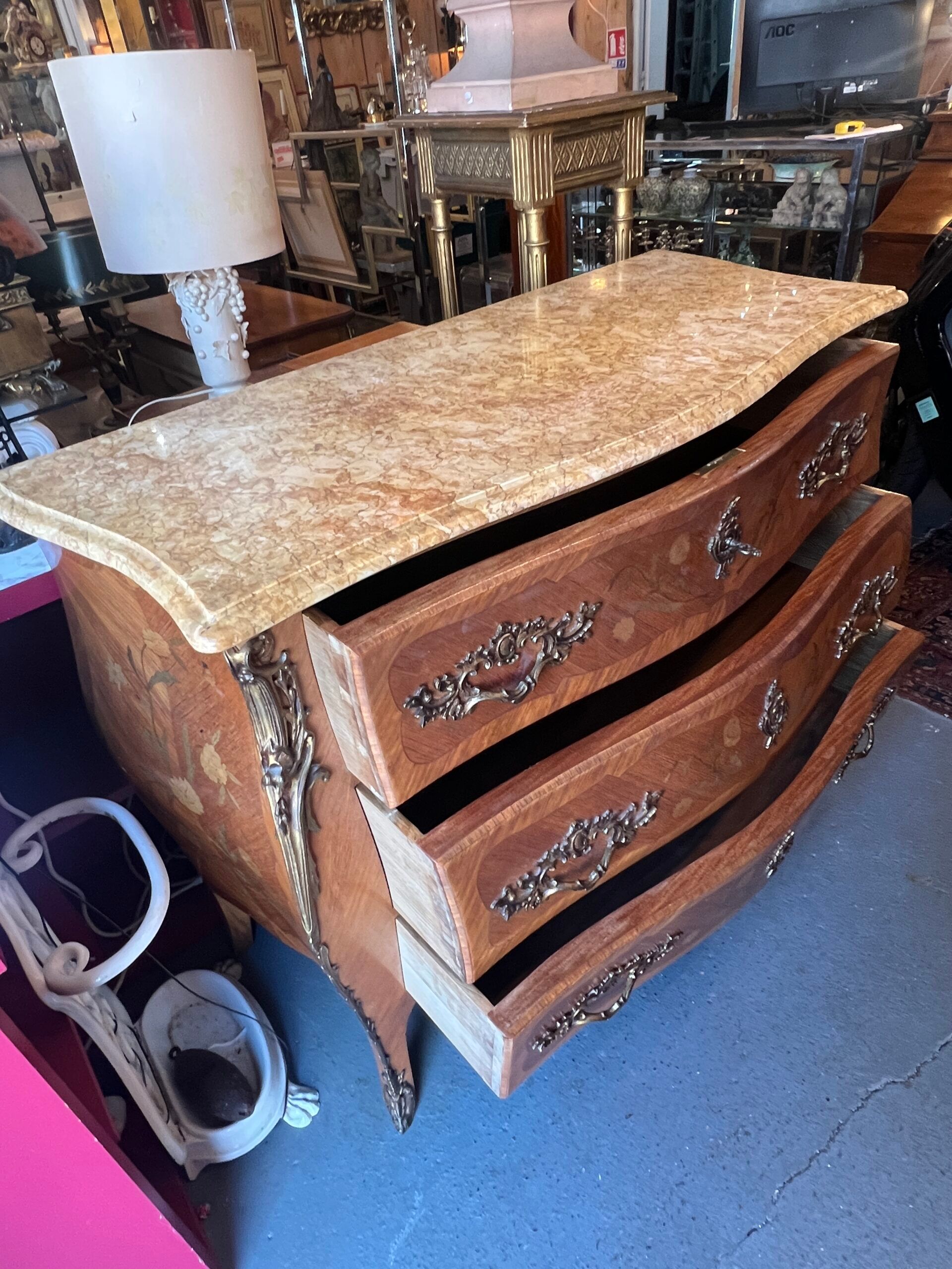 Louis XV style curved chest of drawers in veneer and marquetry, early 20th century