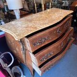 Louis XV style curved chest of drawers in veneer and marquetry, early 20th century
