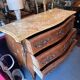 Commode galbée de style Louis XV en bois de placage et marqueterie, début XXe