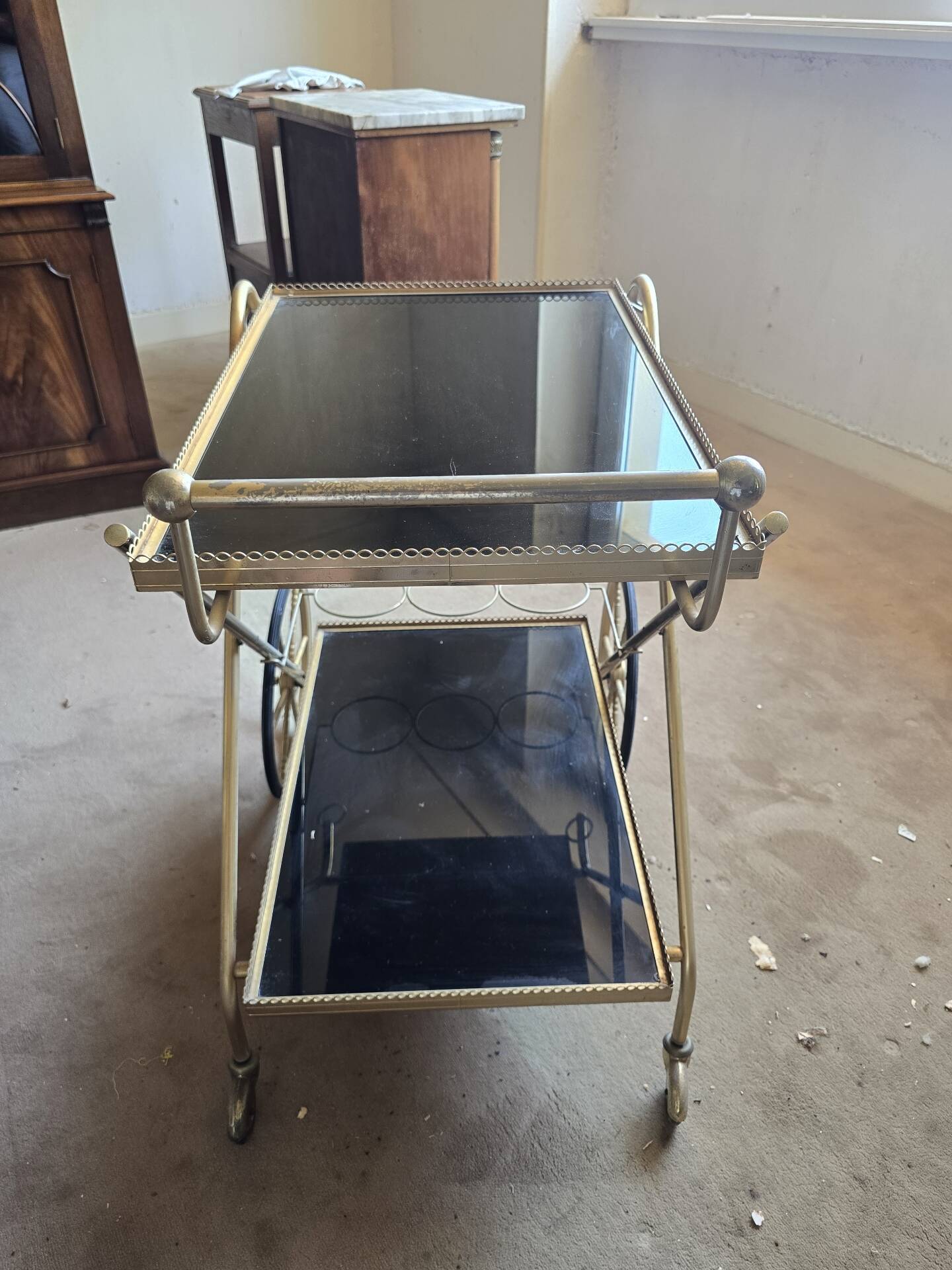 Desserte roulante vintage métal doré et verre fumé – bar années 60/70