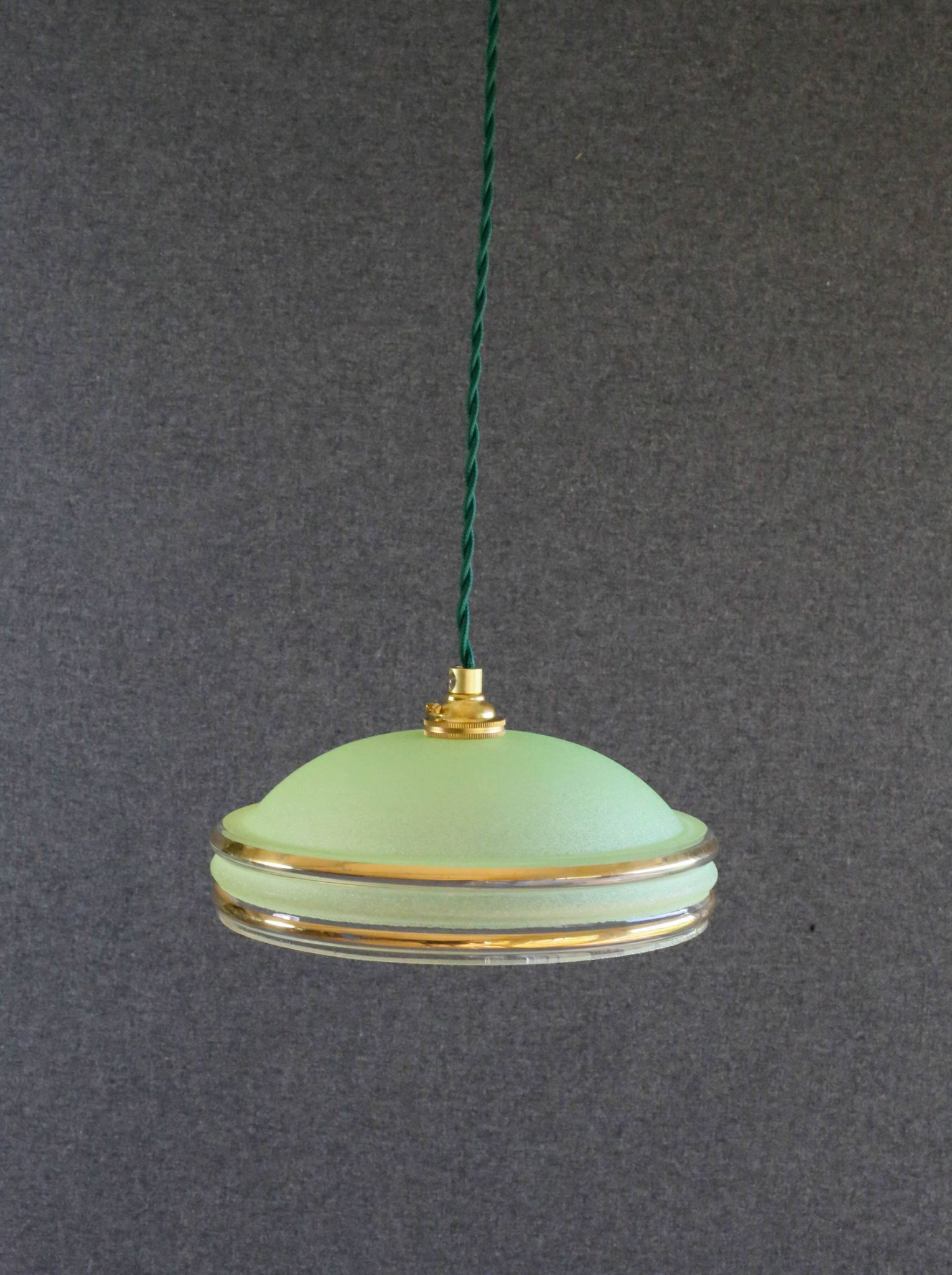 Suspension ancienne années 40 en verre granité vert avec filets dorés, douille et cable neufs
