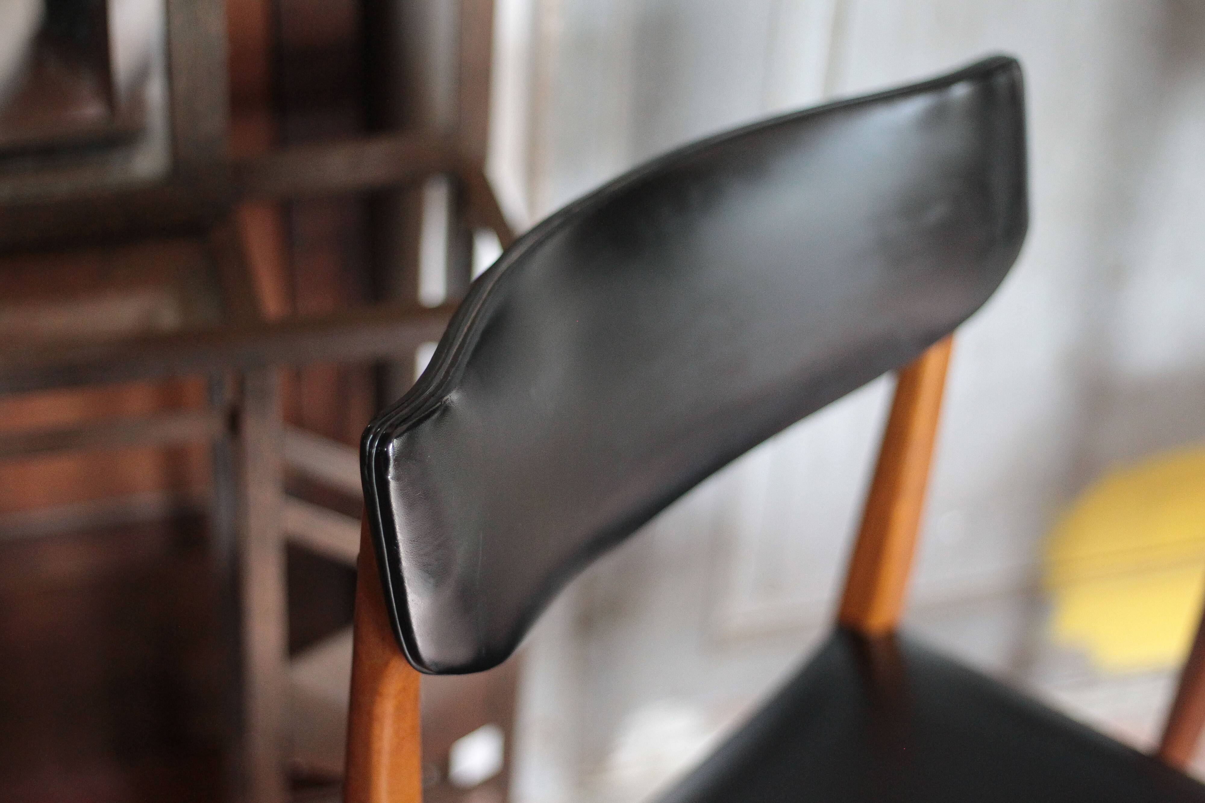 Set of 4 wooden and black and white imitation leather chairs, Scandinavian chair