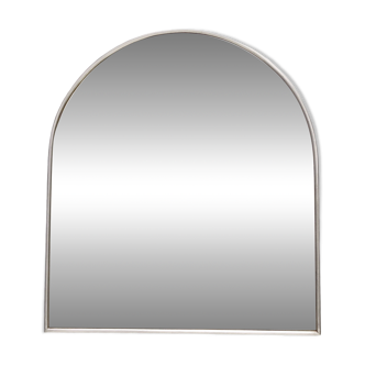Miroir mural minimaliste vintage en forme de bouclier avec cadre en acier, Italie
