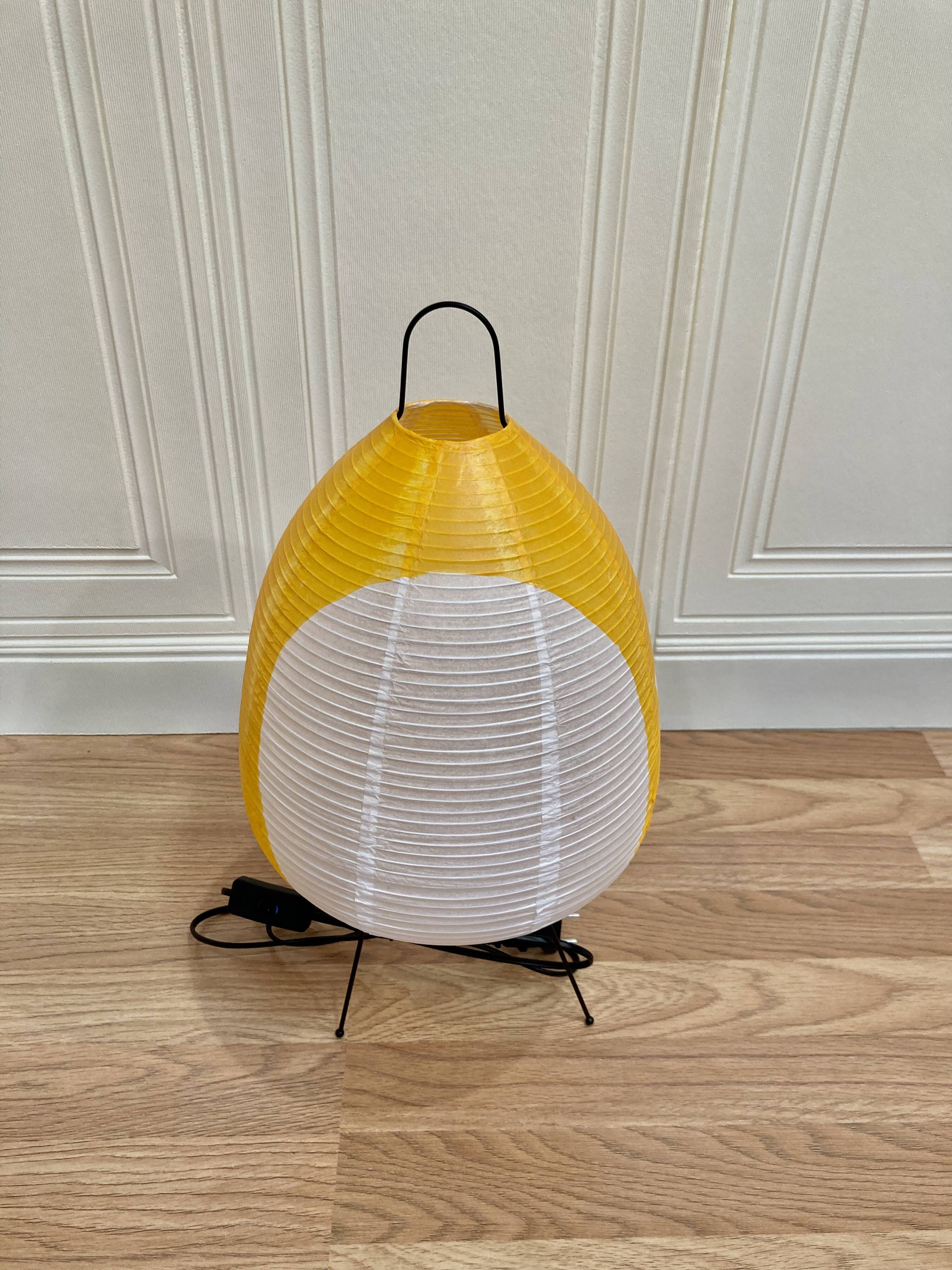 Lampe jaune "design papier et métal".