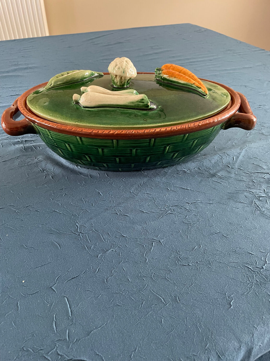 Soupière ou légumière en barbotine (numérotée) des années 50