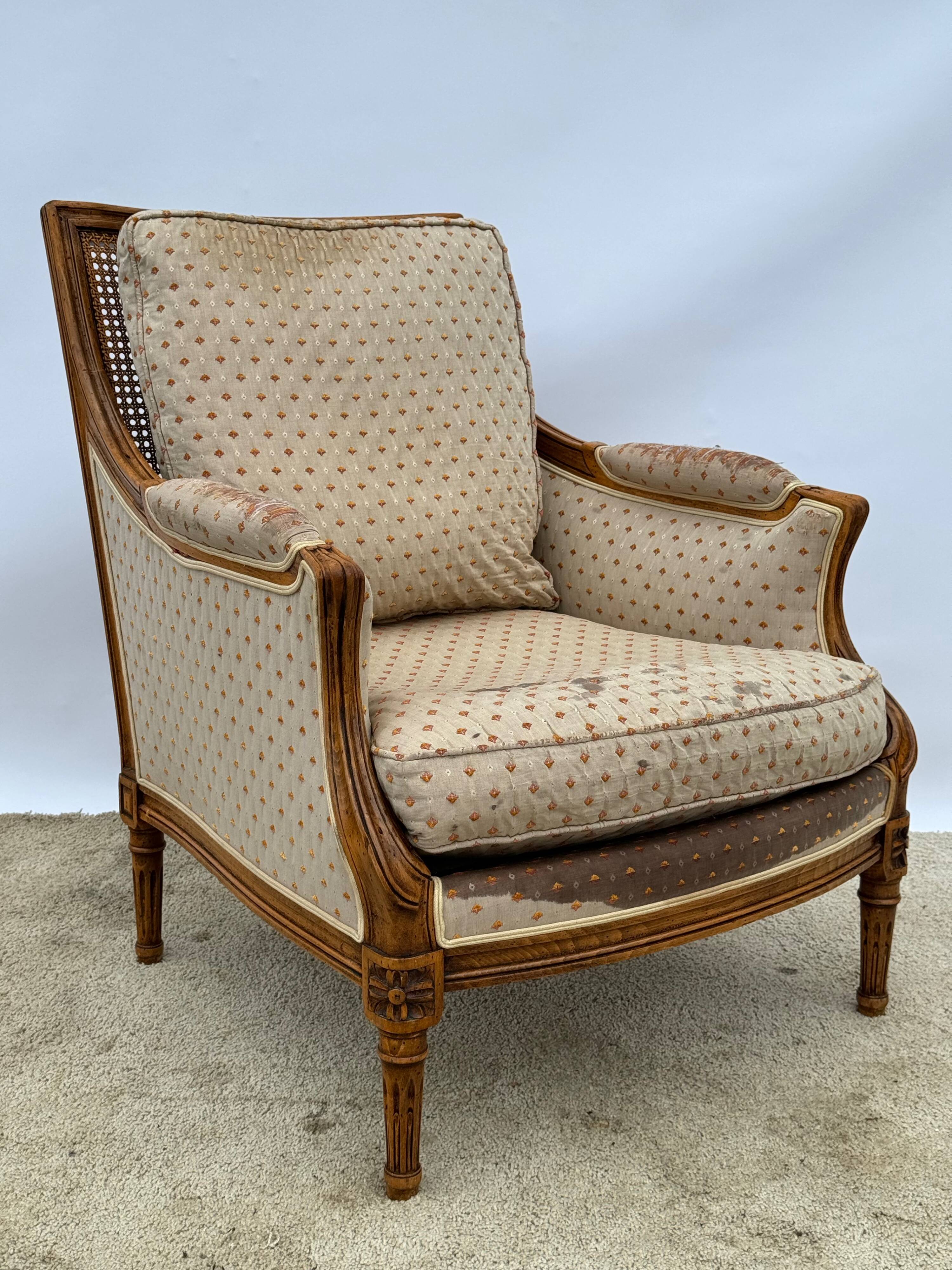 Fauteuil bergère à dossier canné