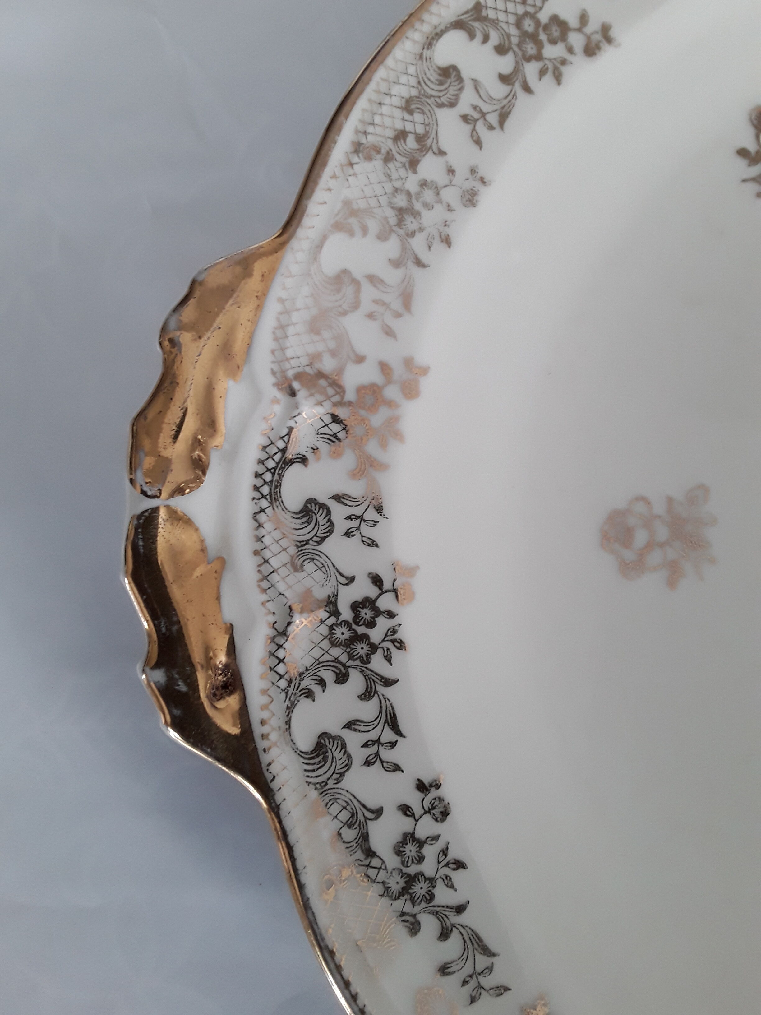 Porcelain dish decorated with golden flowers