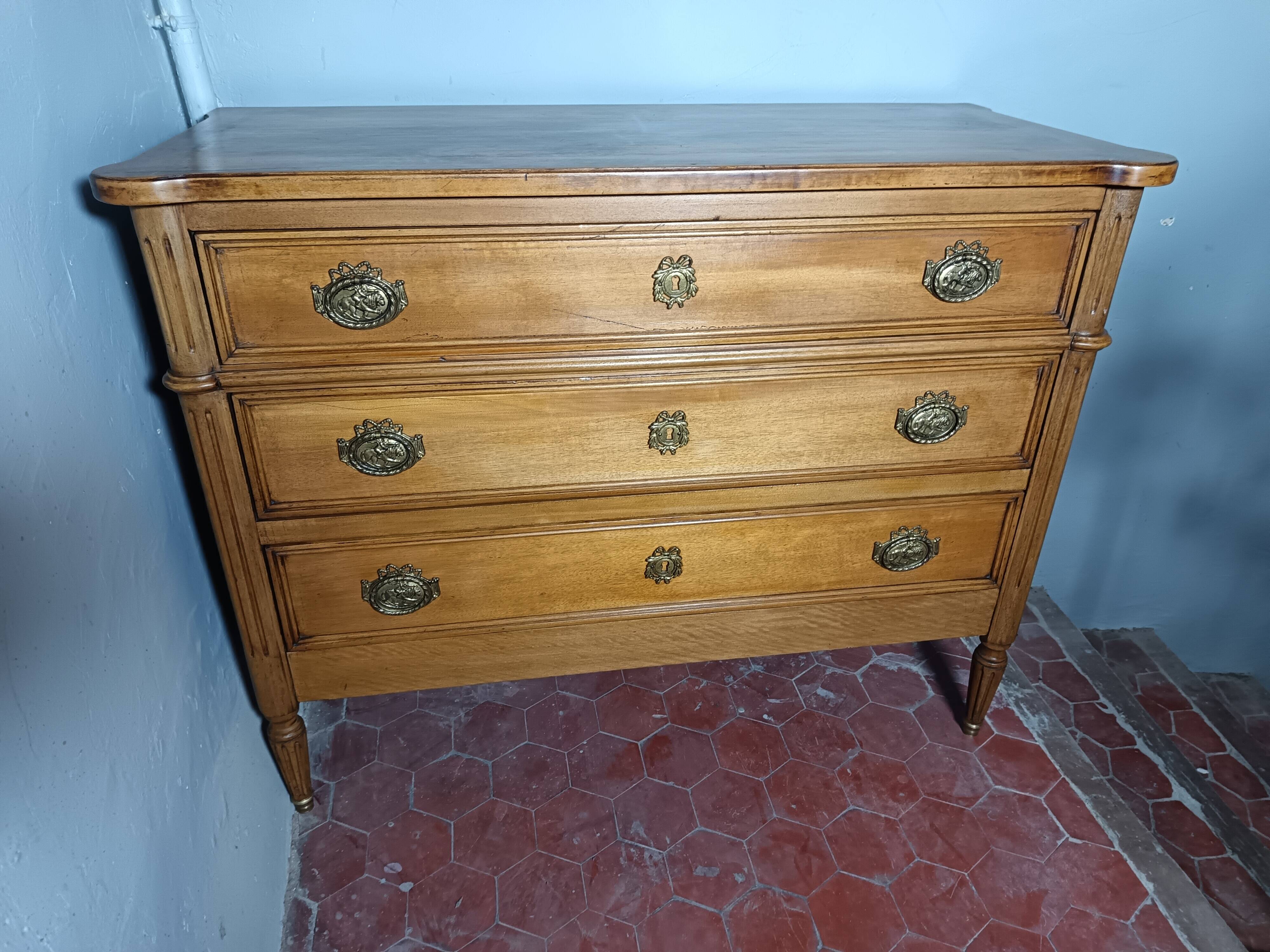 Commode de style Louis XVI ouvrant à trois tiroirs.