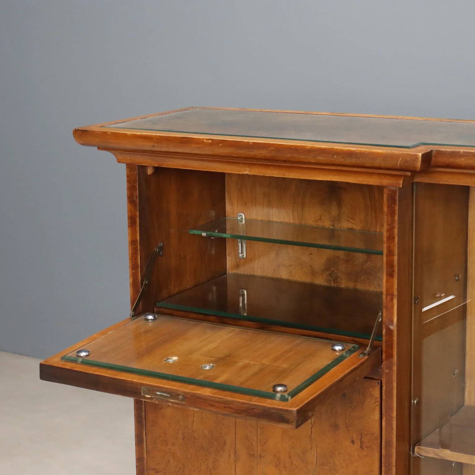 Antique Art Deco display cabinet in walnut and maple veneer, 20th century.