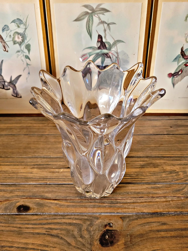 Flared glass vase in the shape of a flower / corolla, bubble effect in the style of Vannes art.