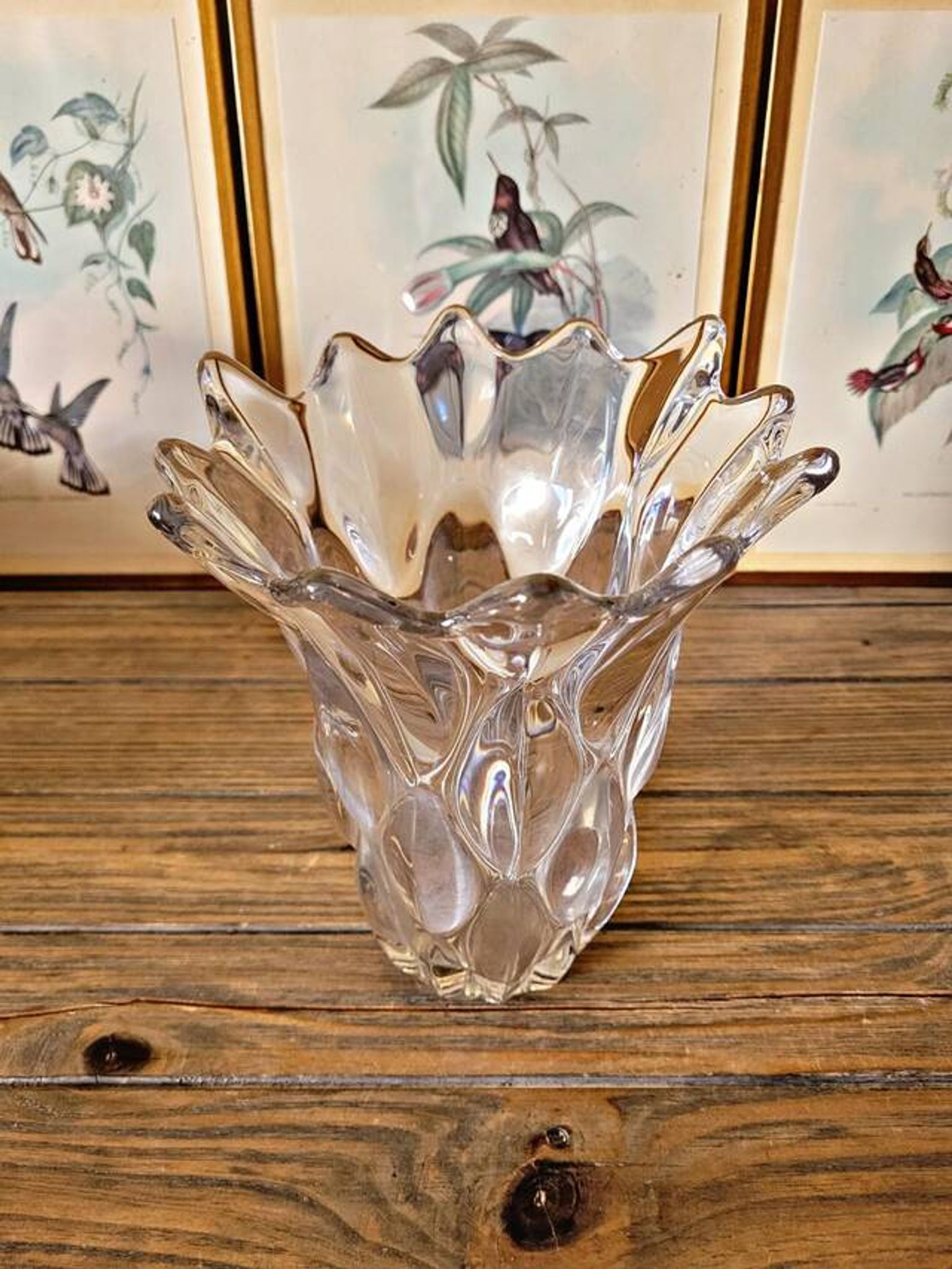 Flared glass vase in the shape of a flower / corolla, bubble effect in the style of Vannes art.