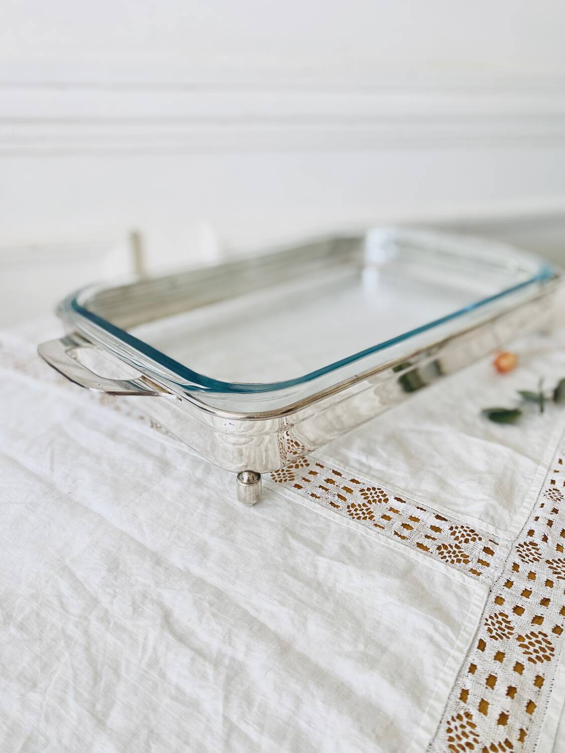 Rectangular Pyrex dish on silver metal support
