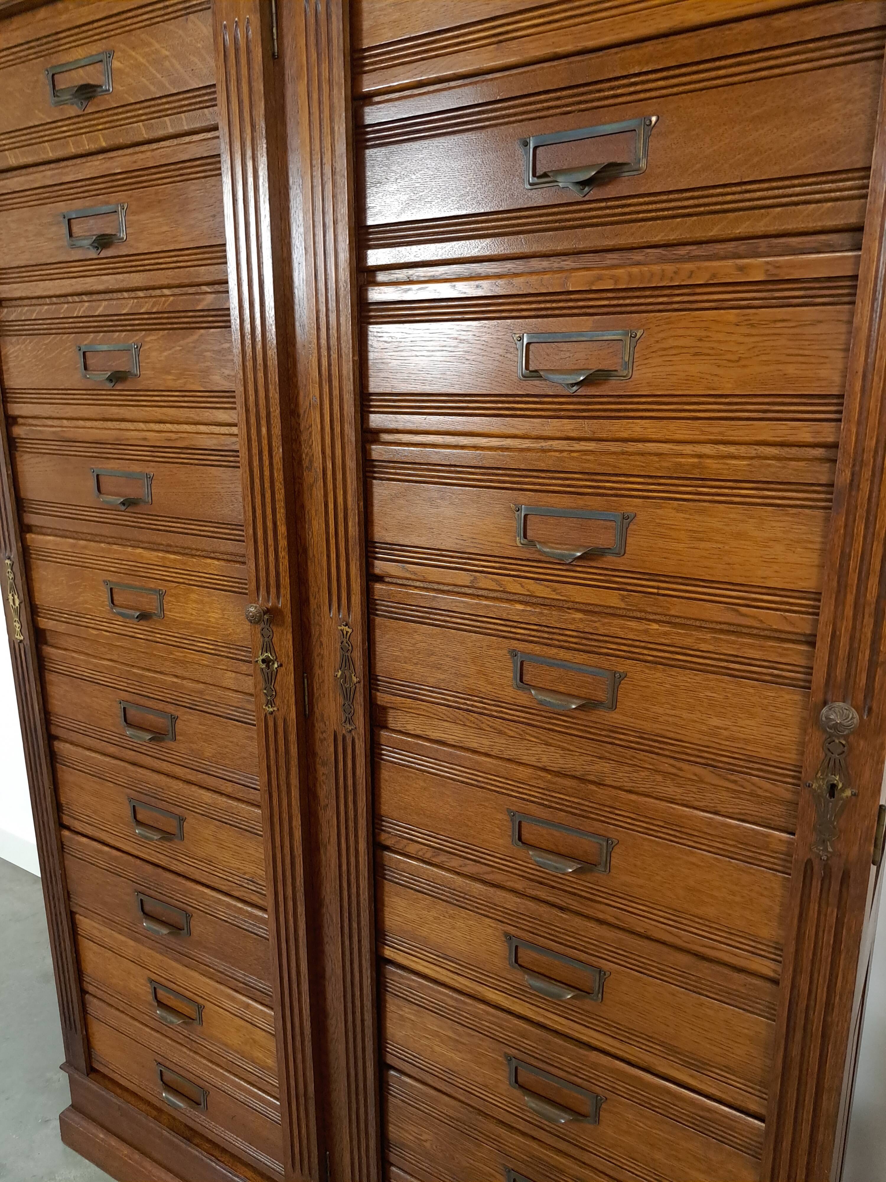 Antieke oude houten archief ladekast