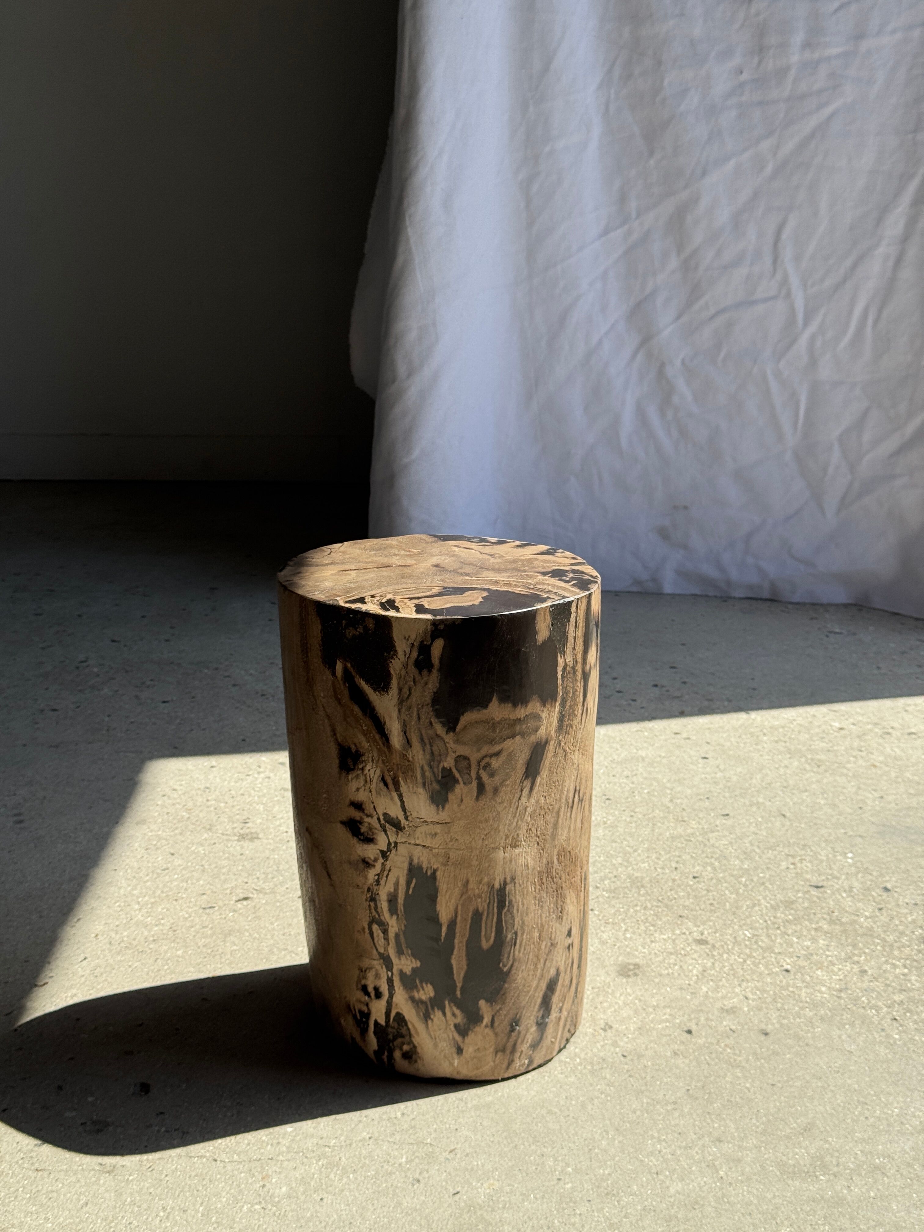 Brown and black petrified wood side table H35 D27 - 3333